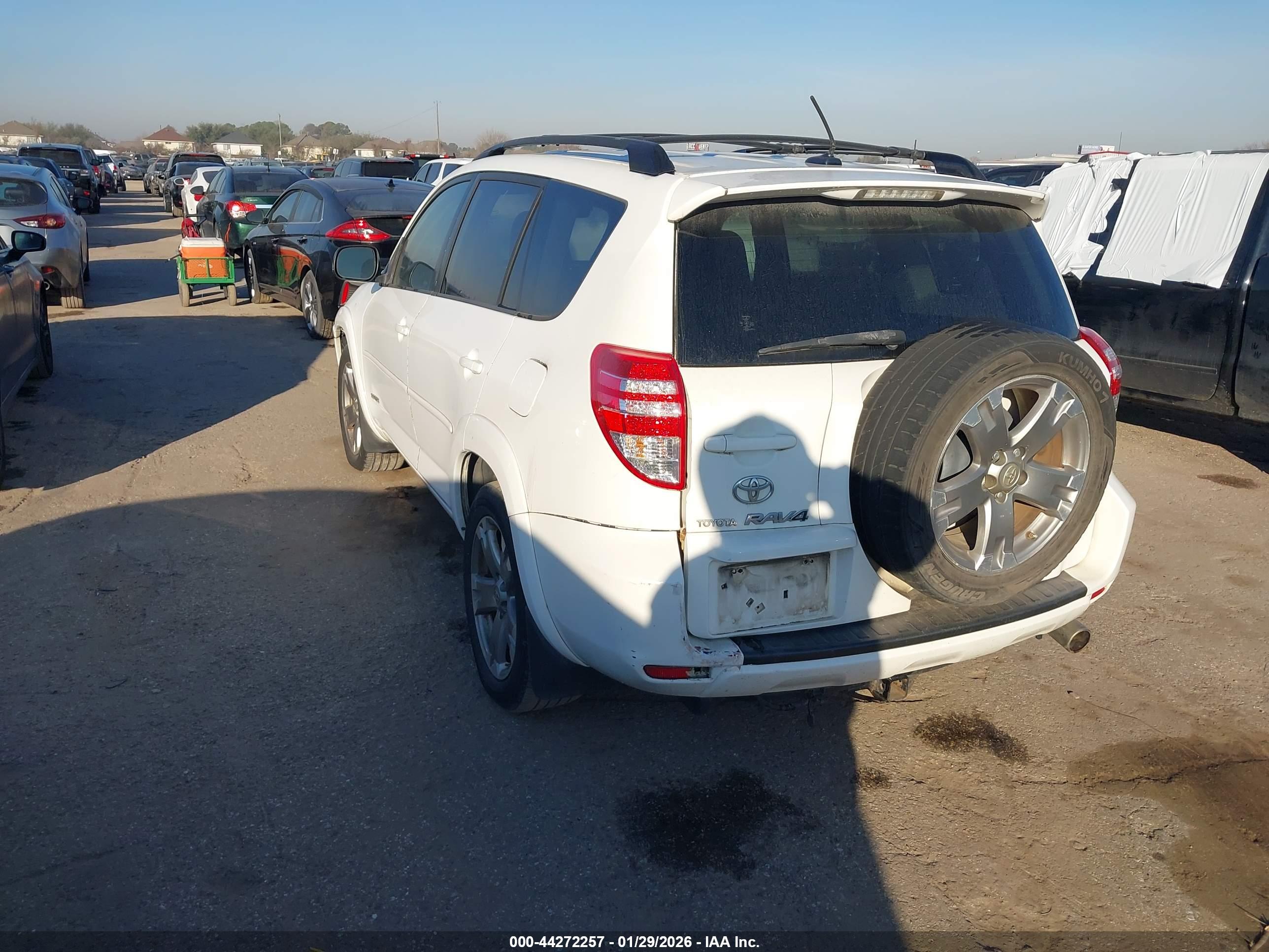 TOYOTA RAV4 image 3