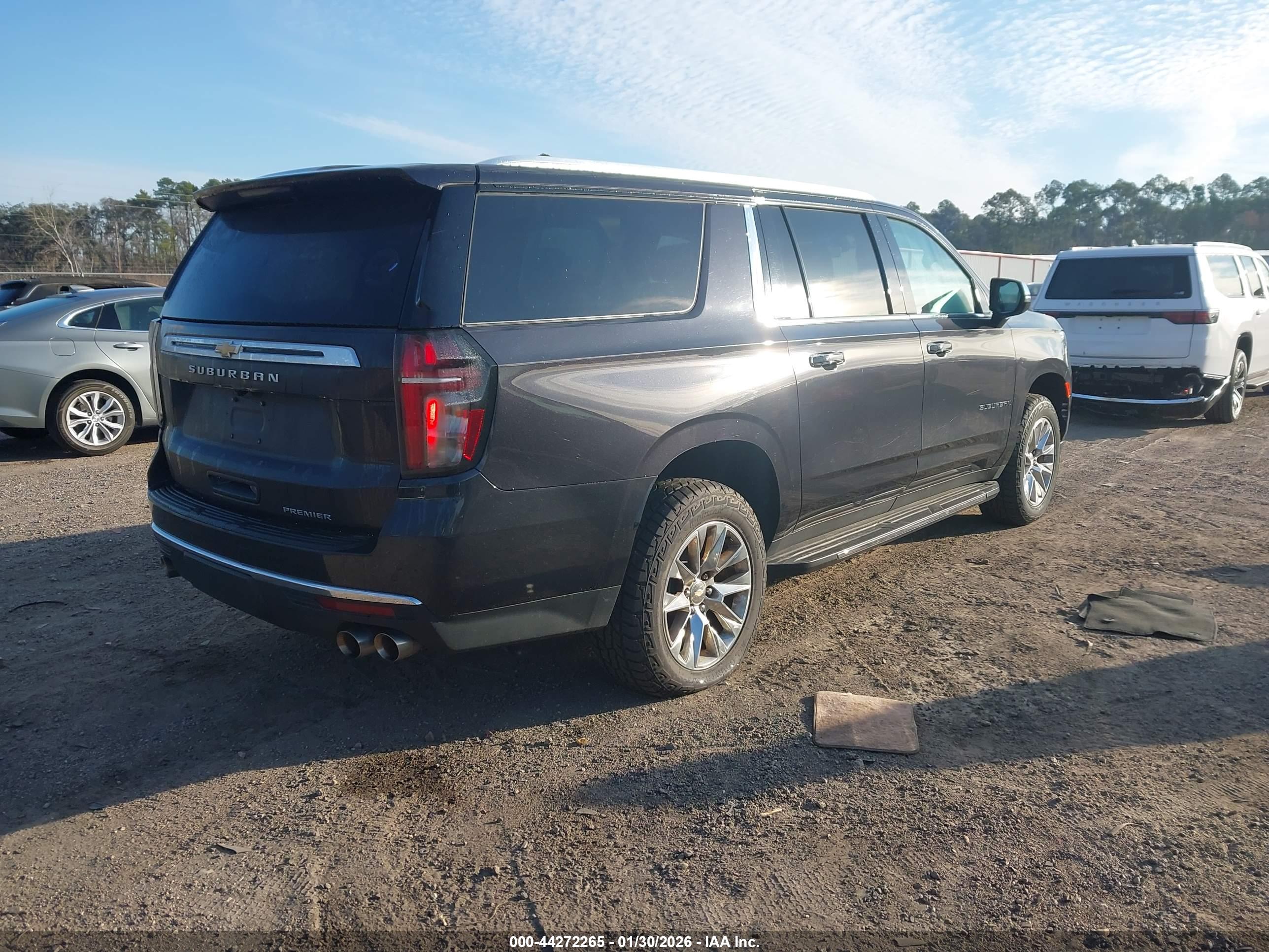 CHEVROLET SUBURBAN image 4