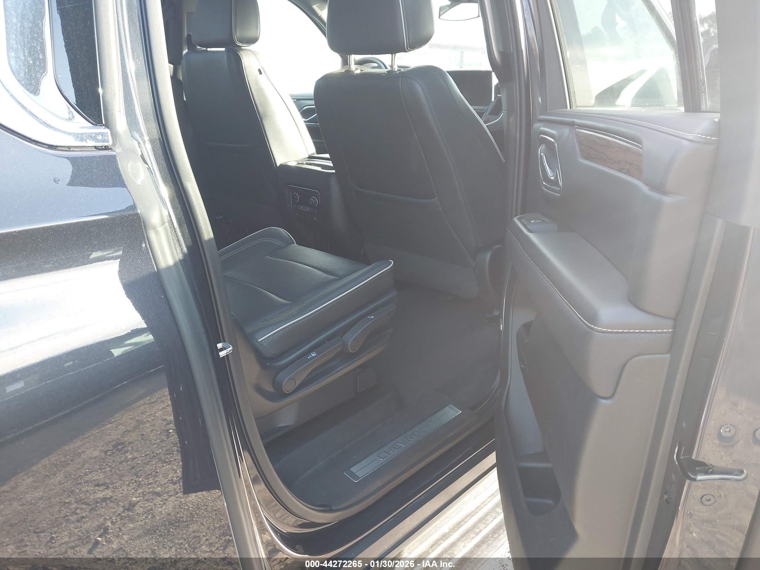CHEVROLET SUBURBAN image 8