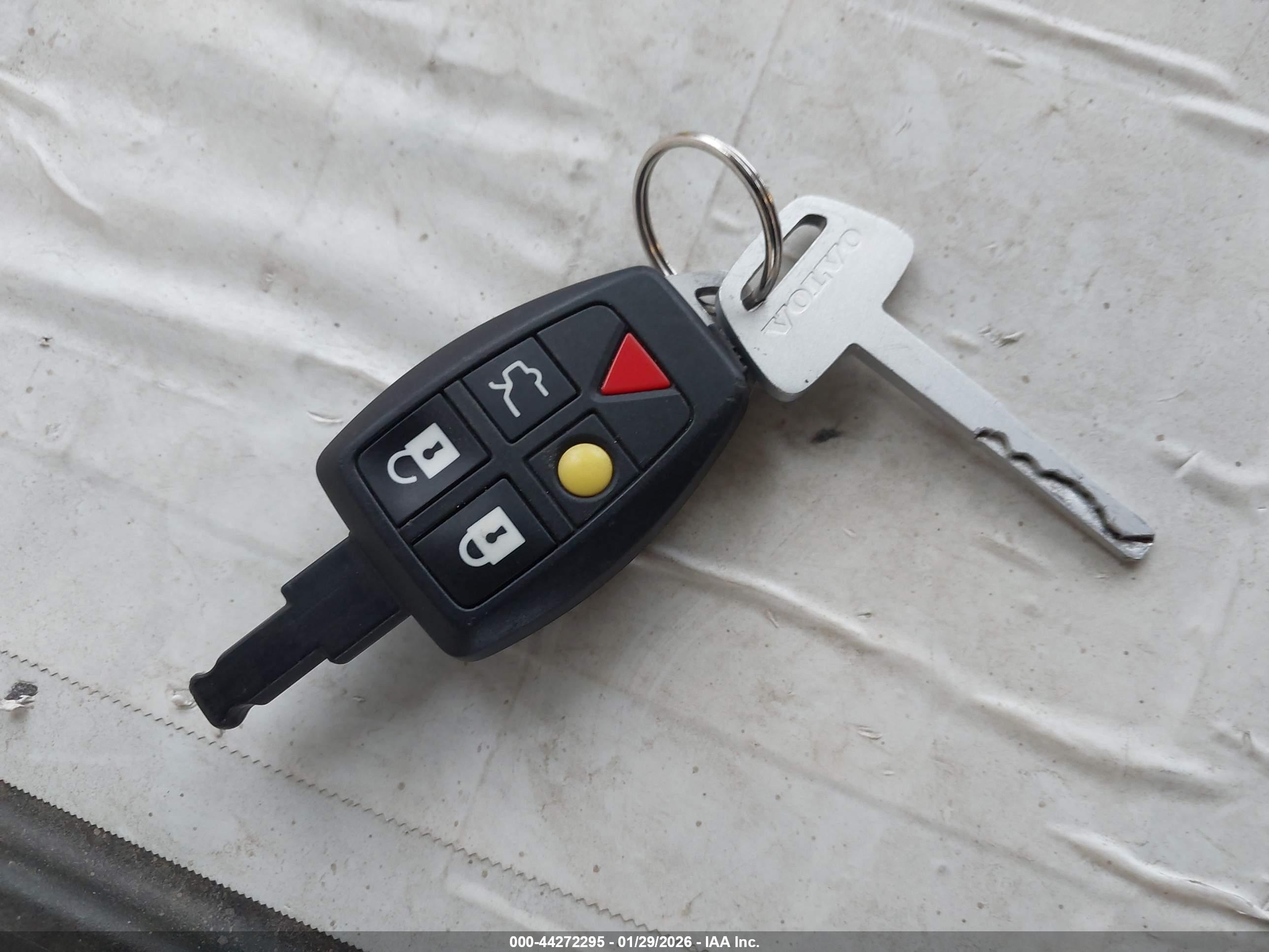 VOLVO C70 image 11