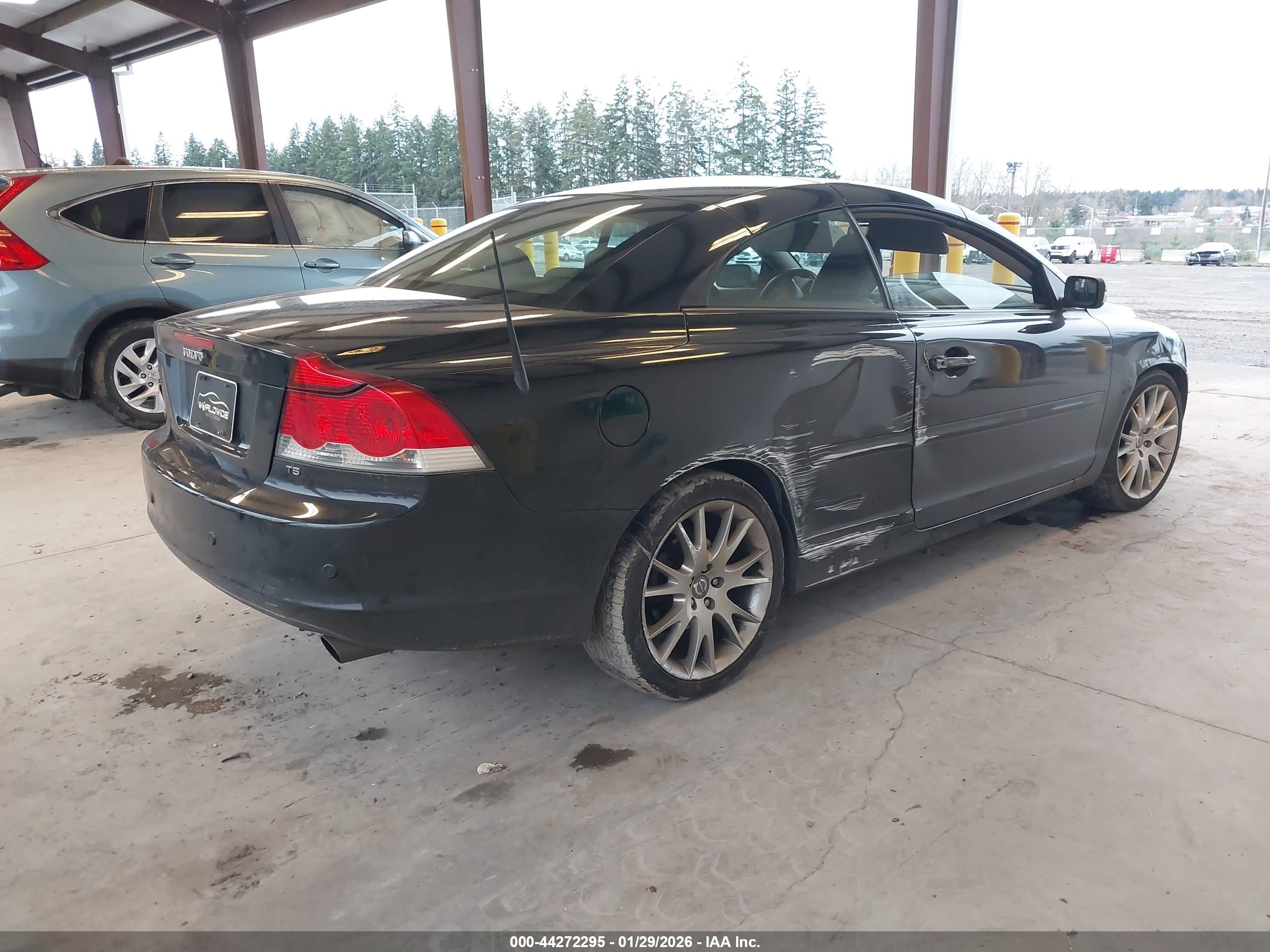 VOLVO C70 image 4