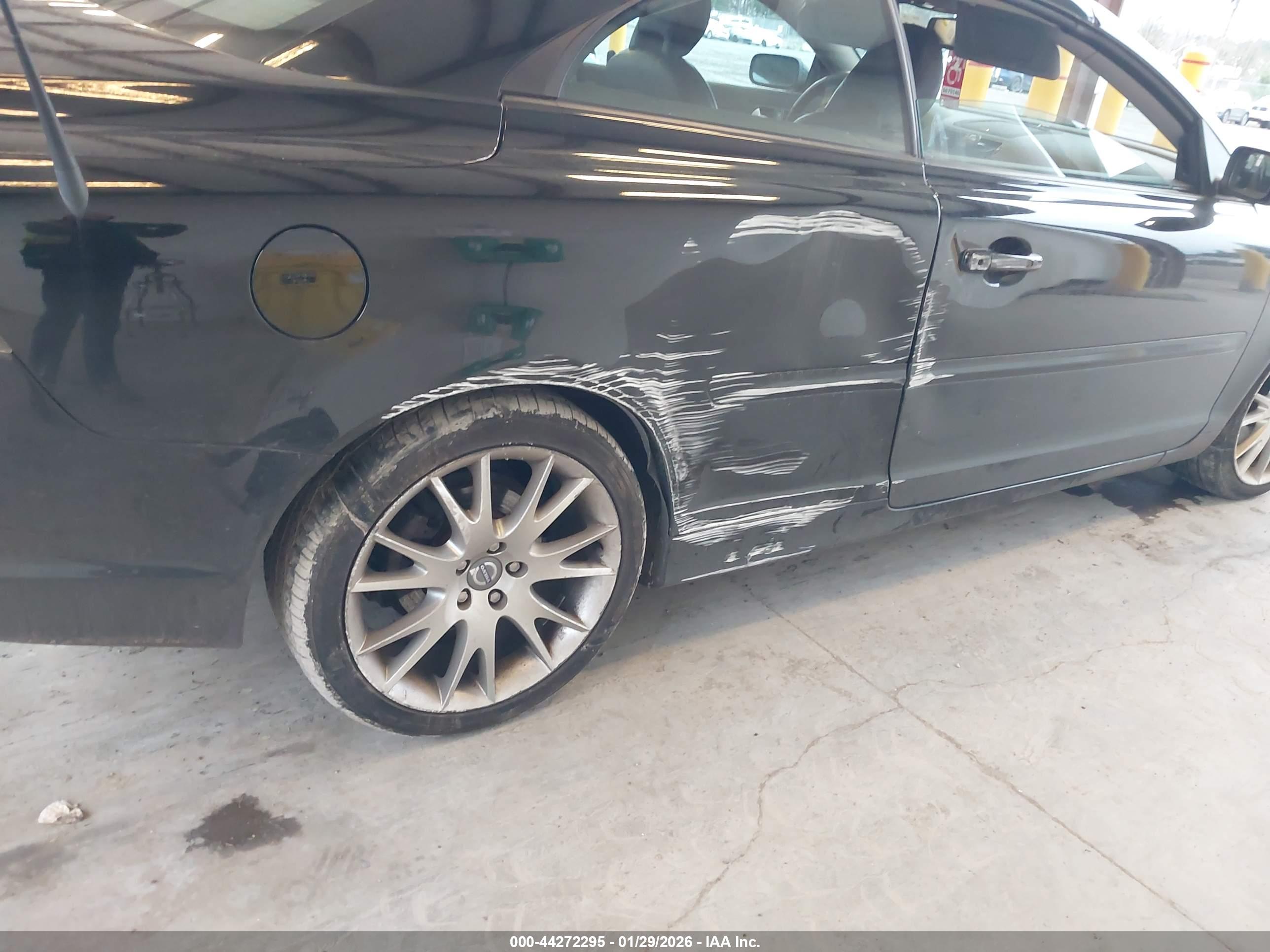 VOLVO C70 image 6