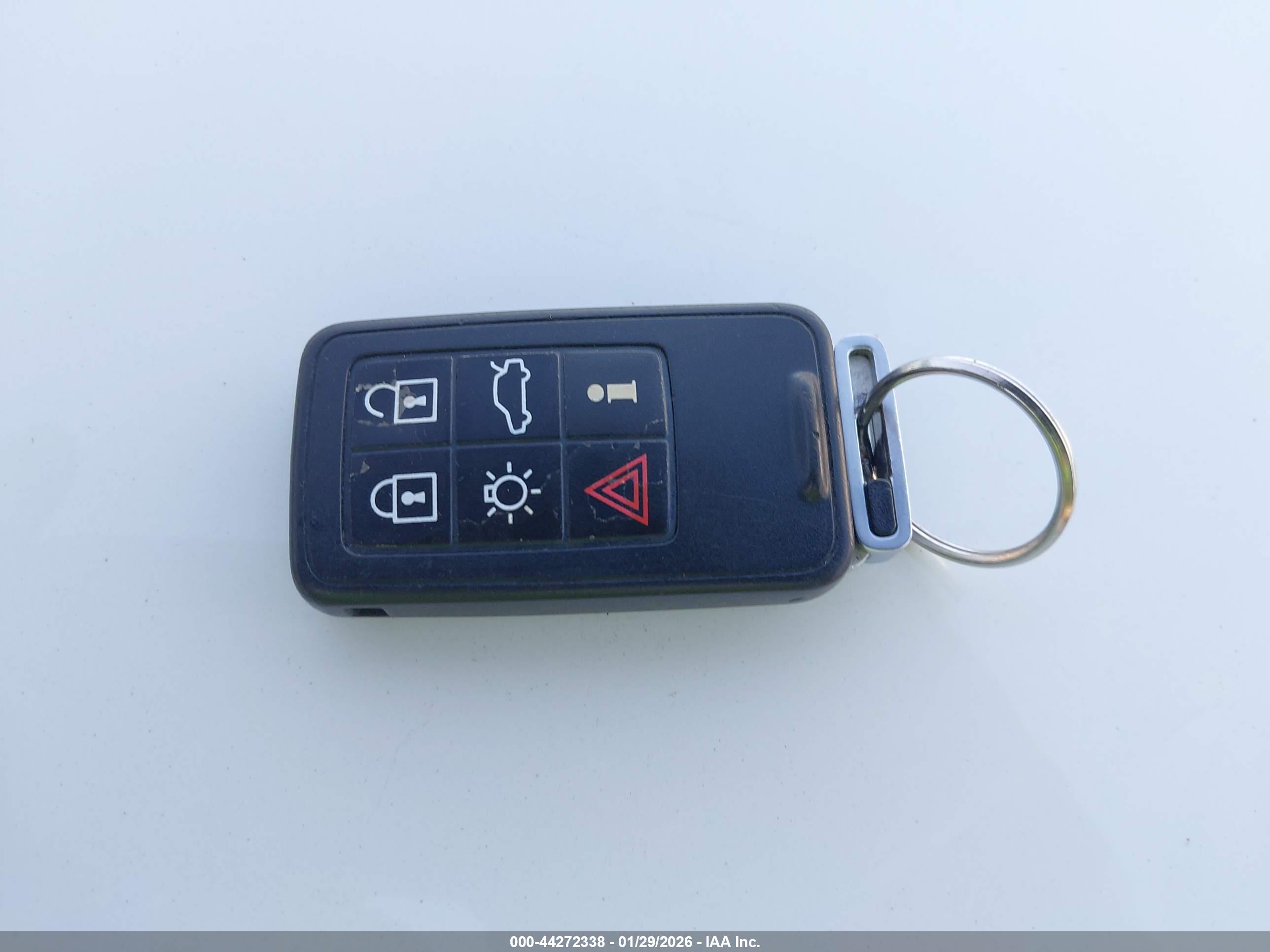 VOLVO XC70 image 11