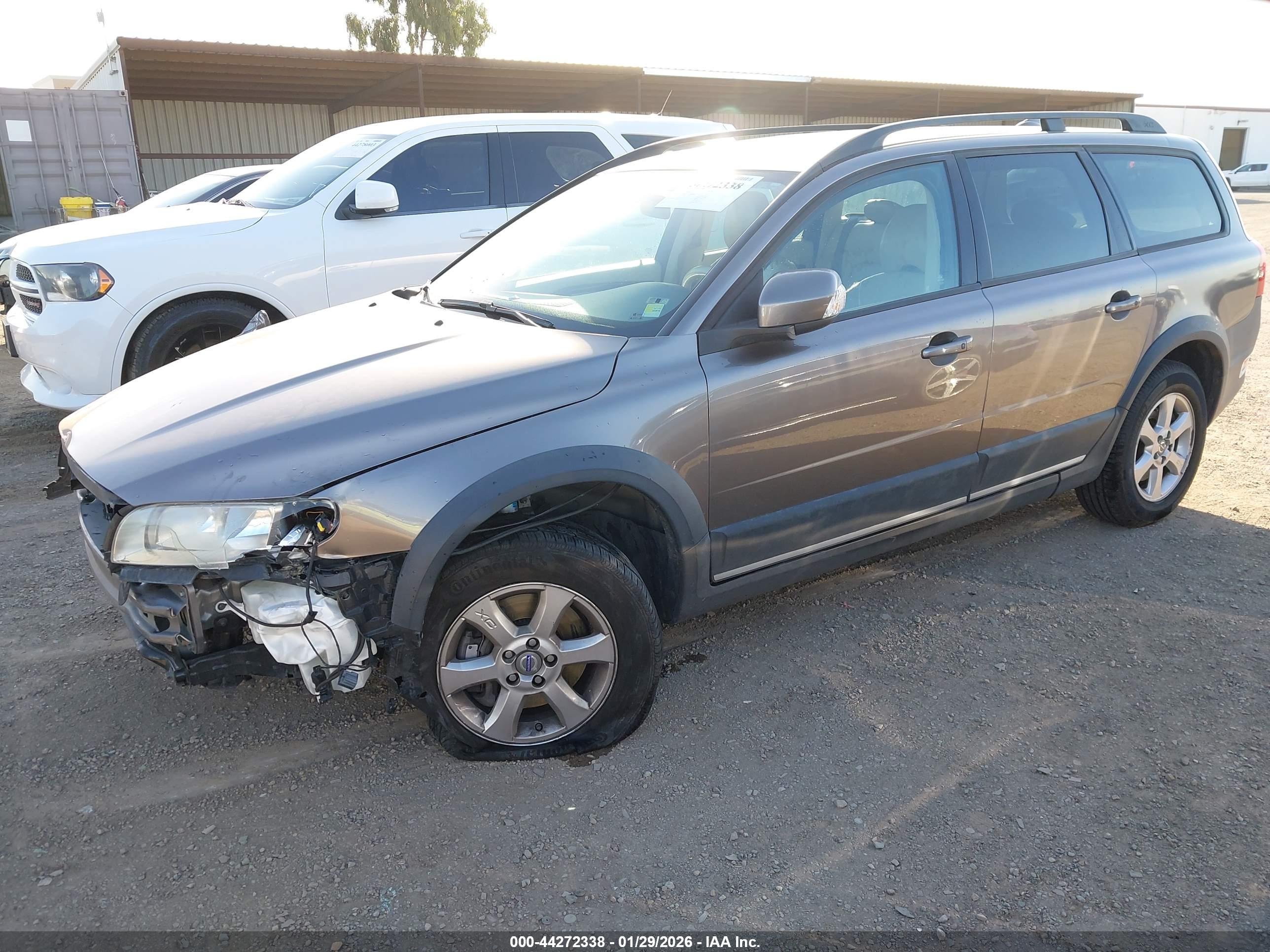 VOLVO XC70 image 2