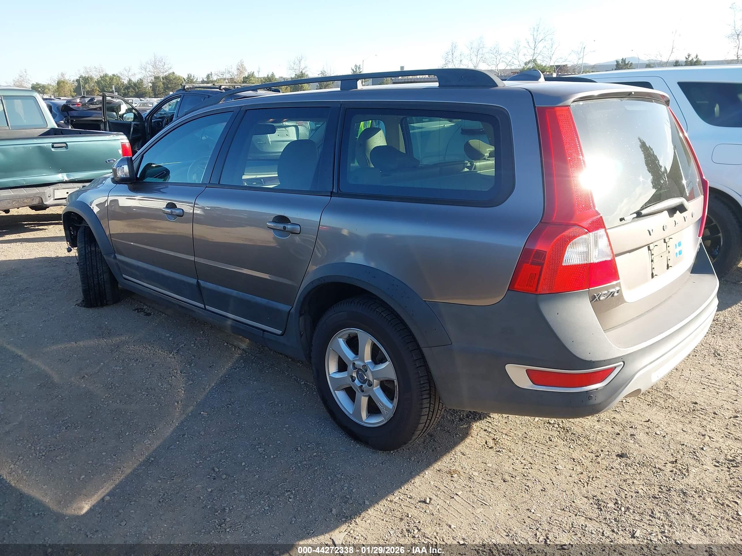 VOLVO XC70 image 3