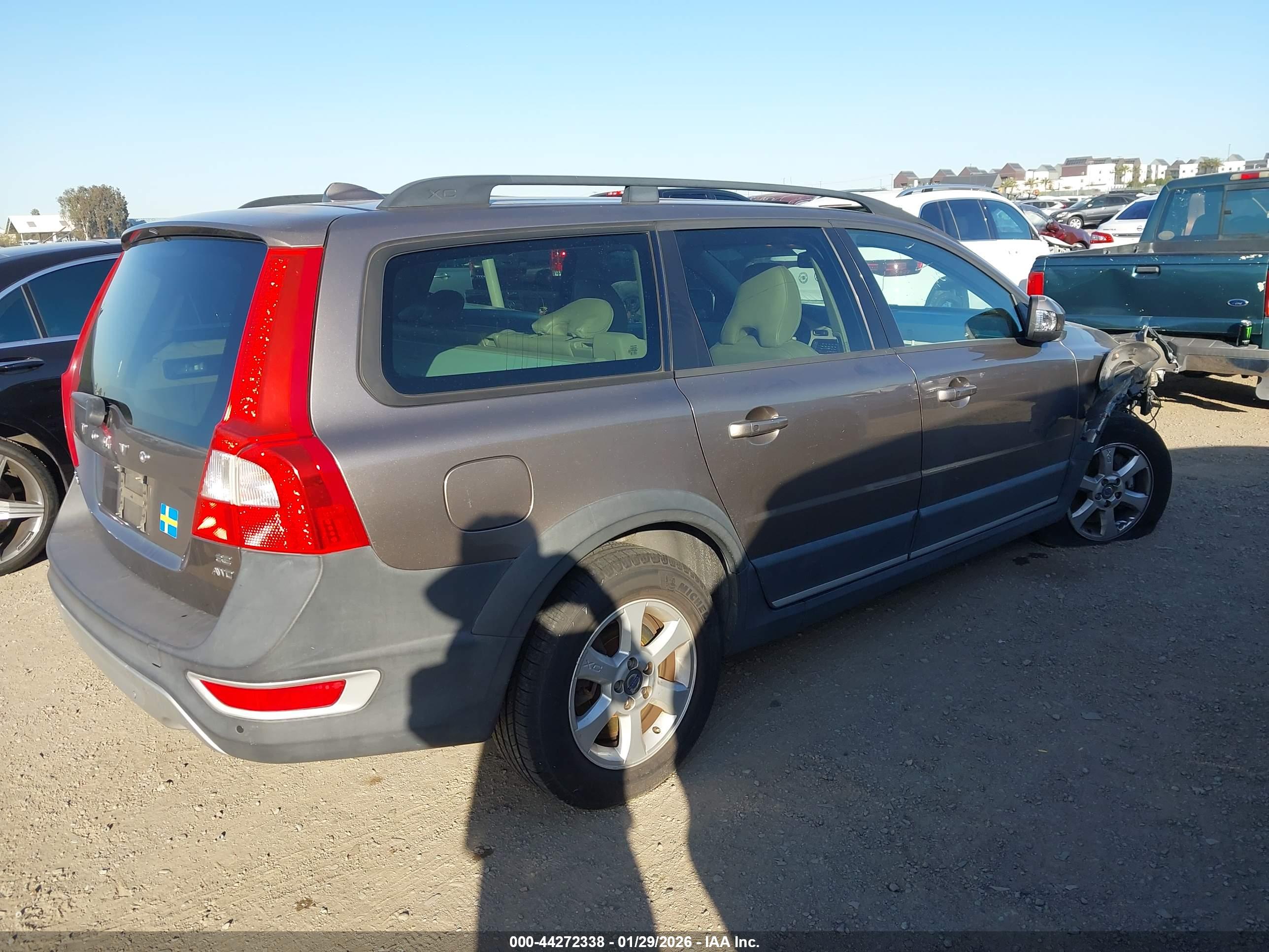 VOLVO XC70 image 4