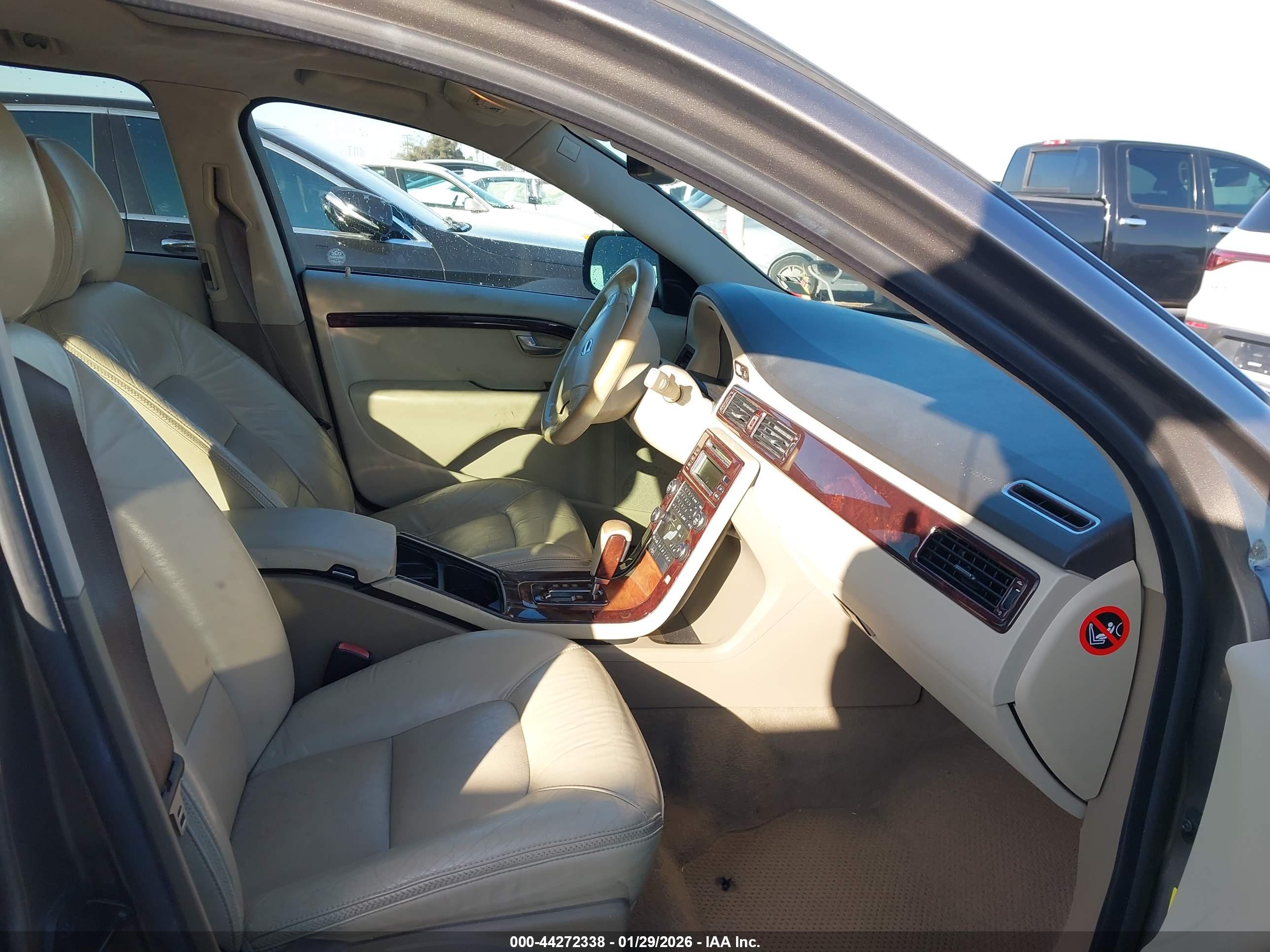 VOLVO XC70 image 5