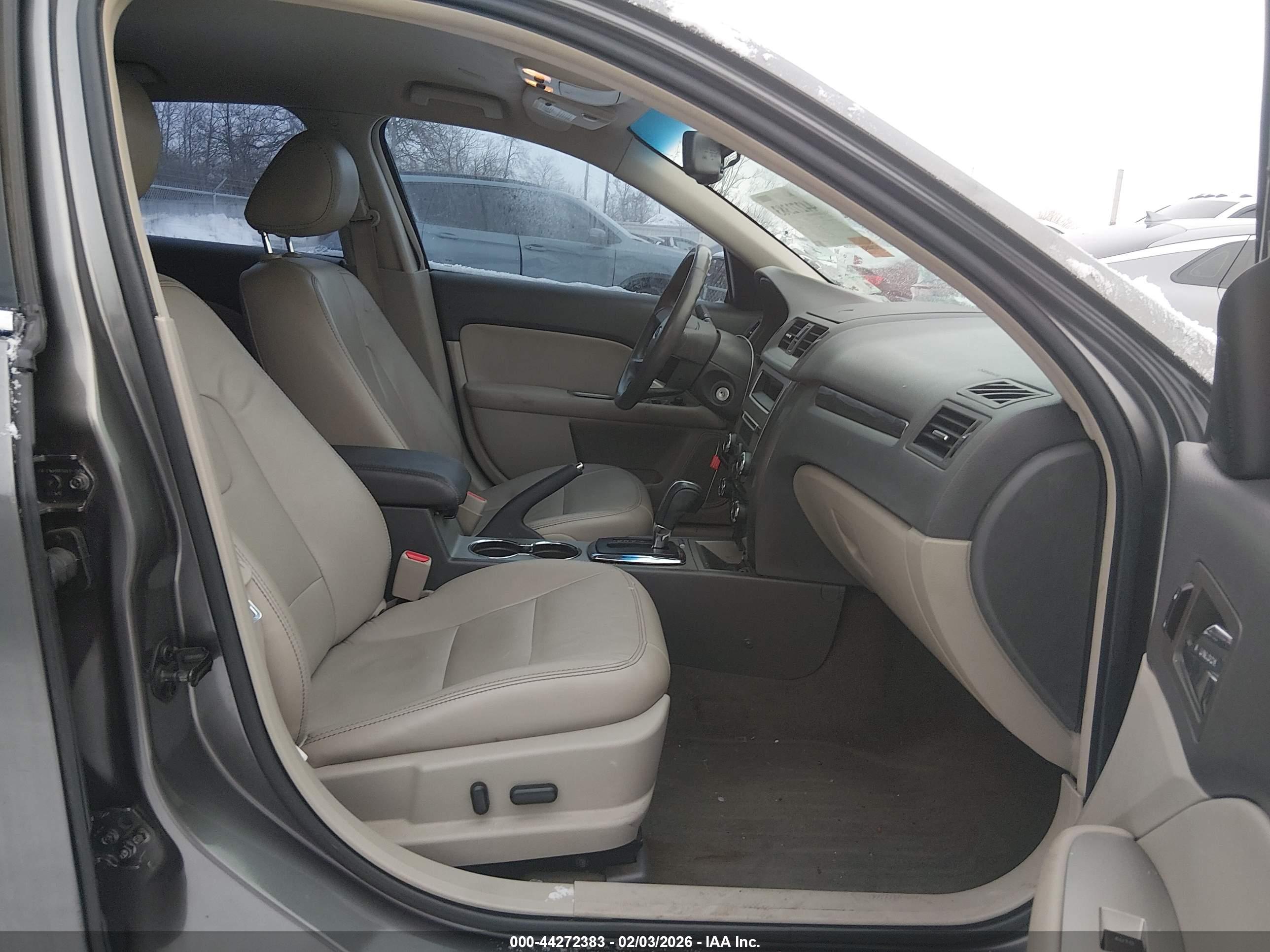 FORD FUSION image 5