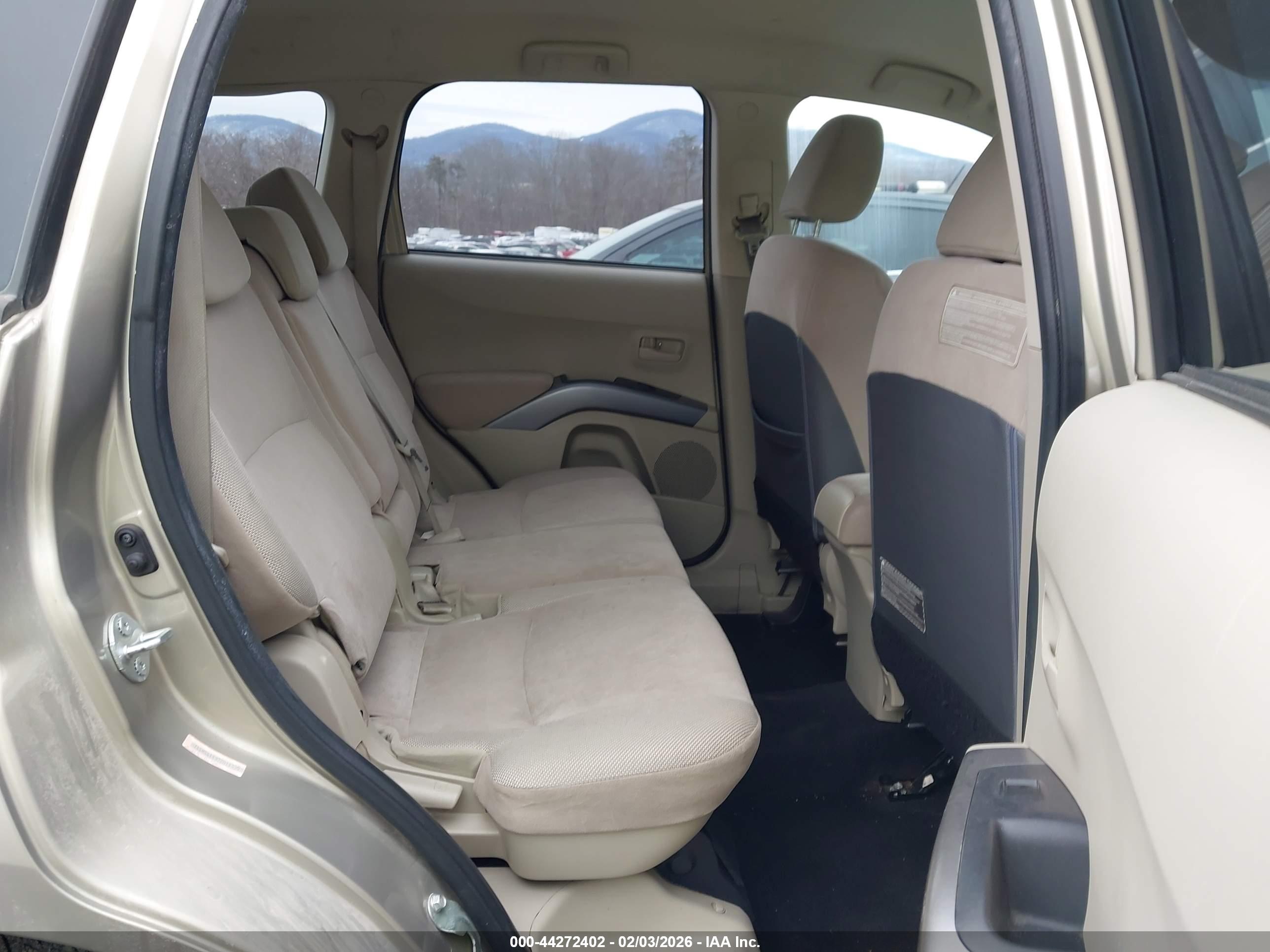 MITSUBISHI OUTLANDER image 8