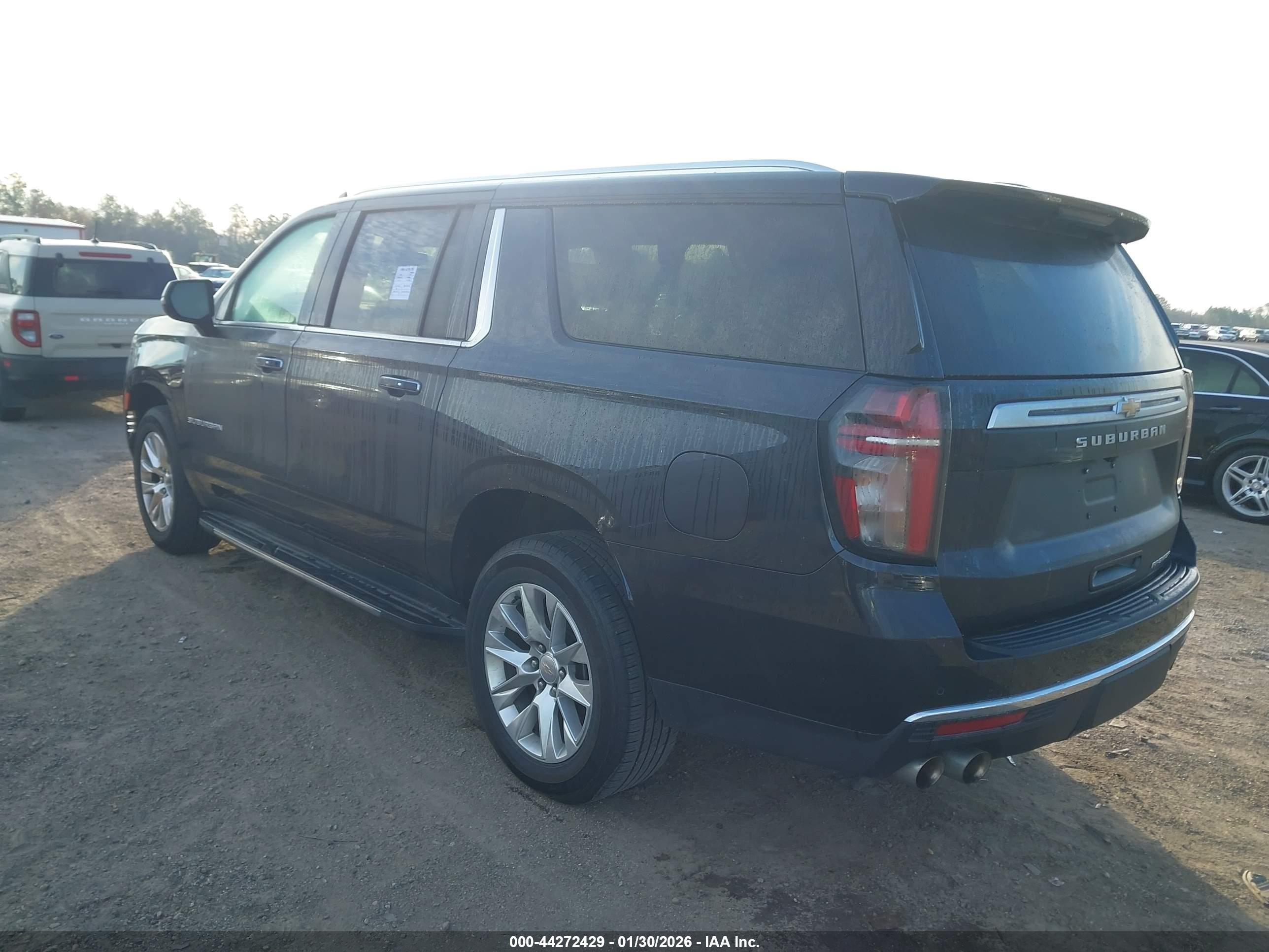 CHEVROLET SUBURBAN image 3