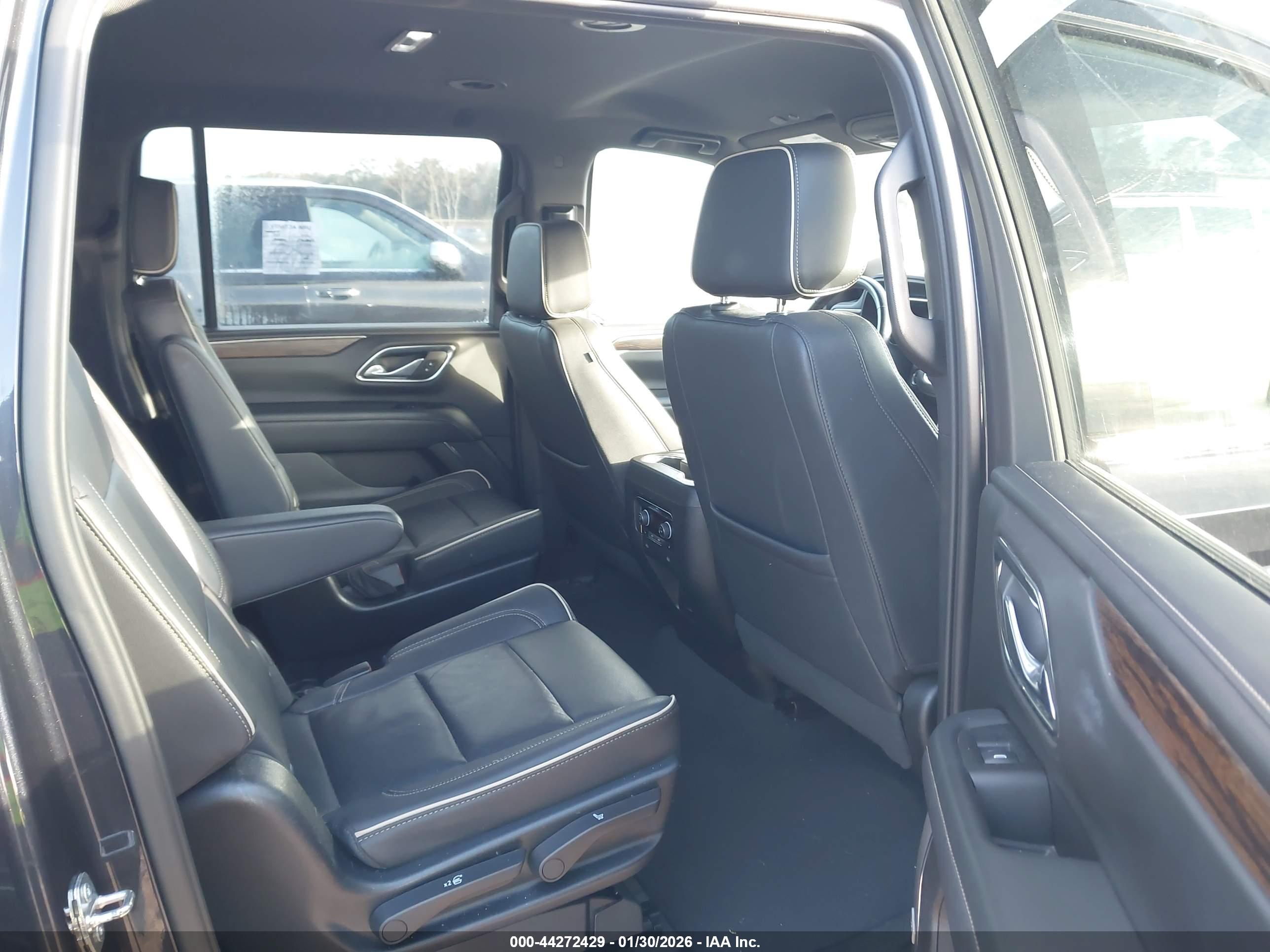 CHEVROLET SUBURBAN image 8