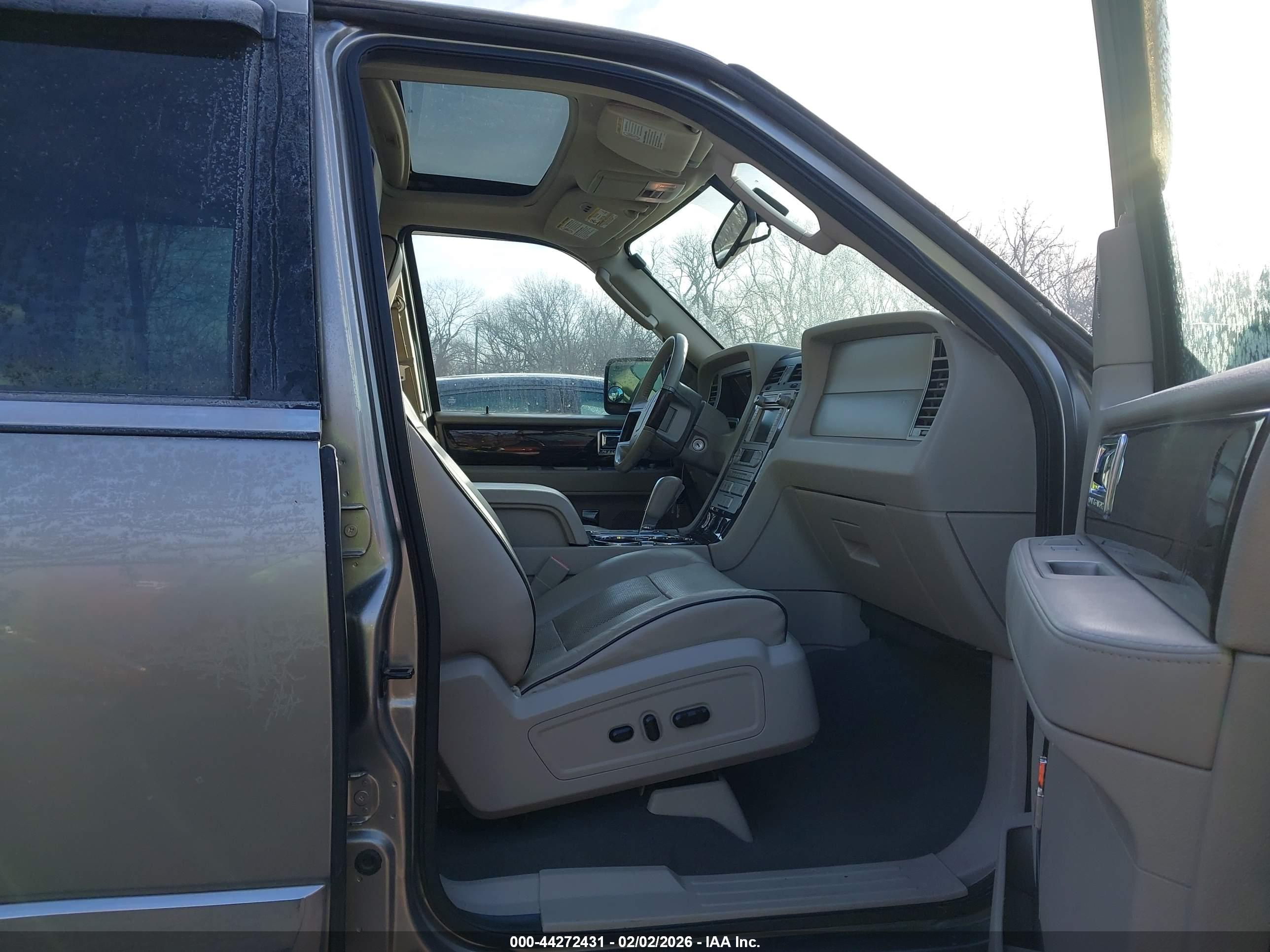 LINCOLN NAVIGATOR image 5