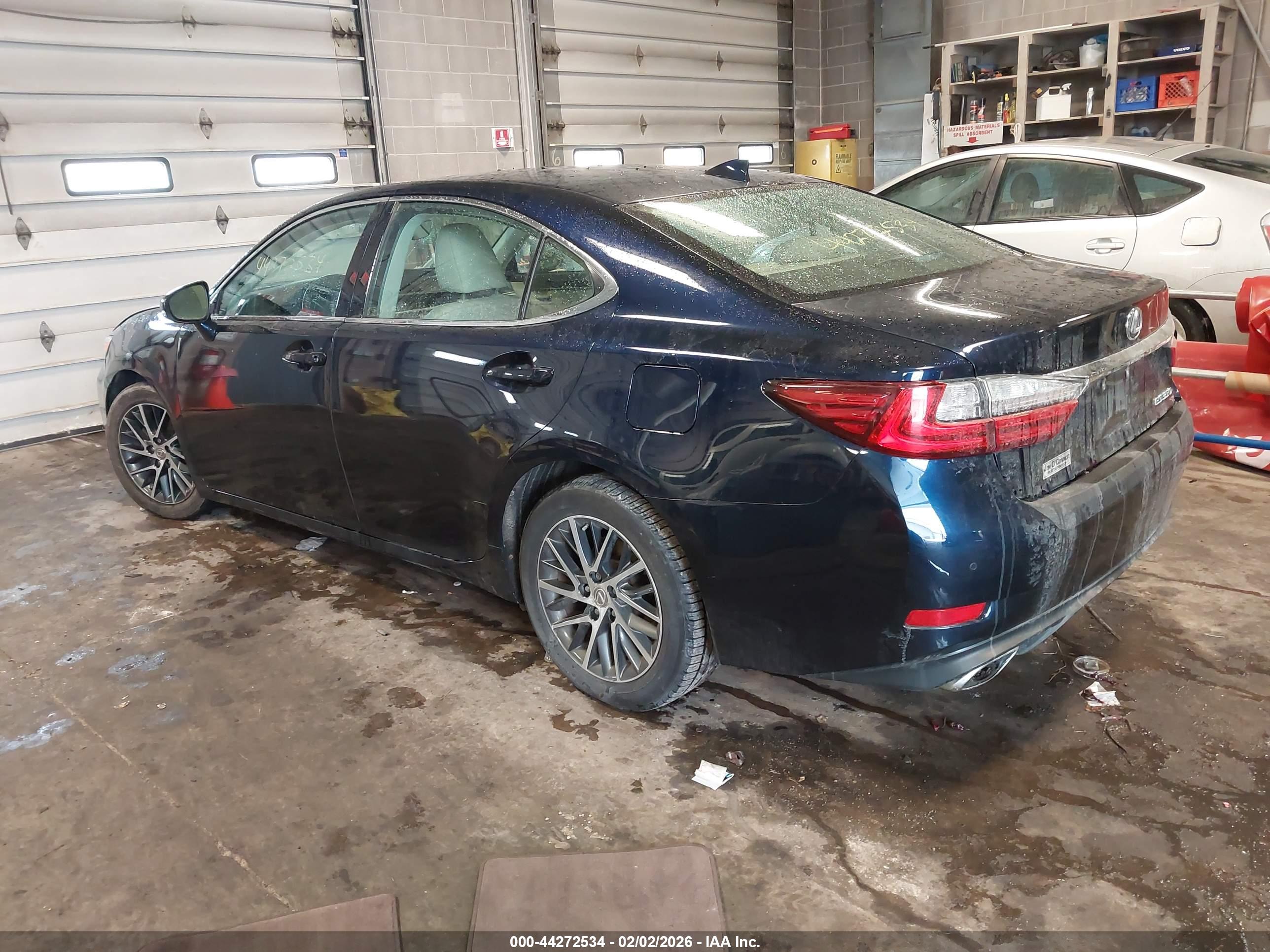 LEXUS ES image 3