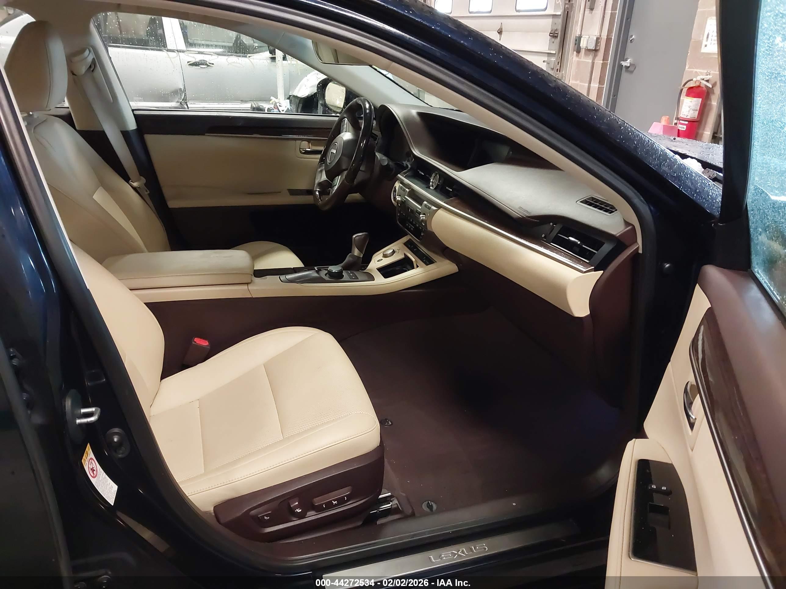 LEXUS ES image 5