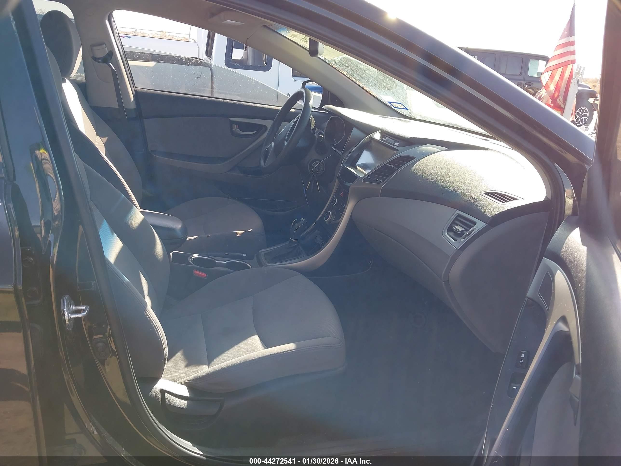 HYUNDAI ELANTRA image 5