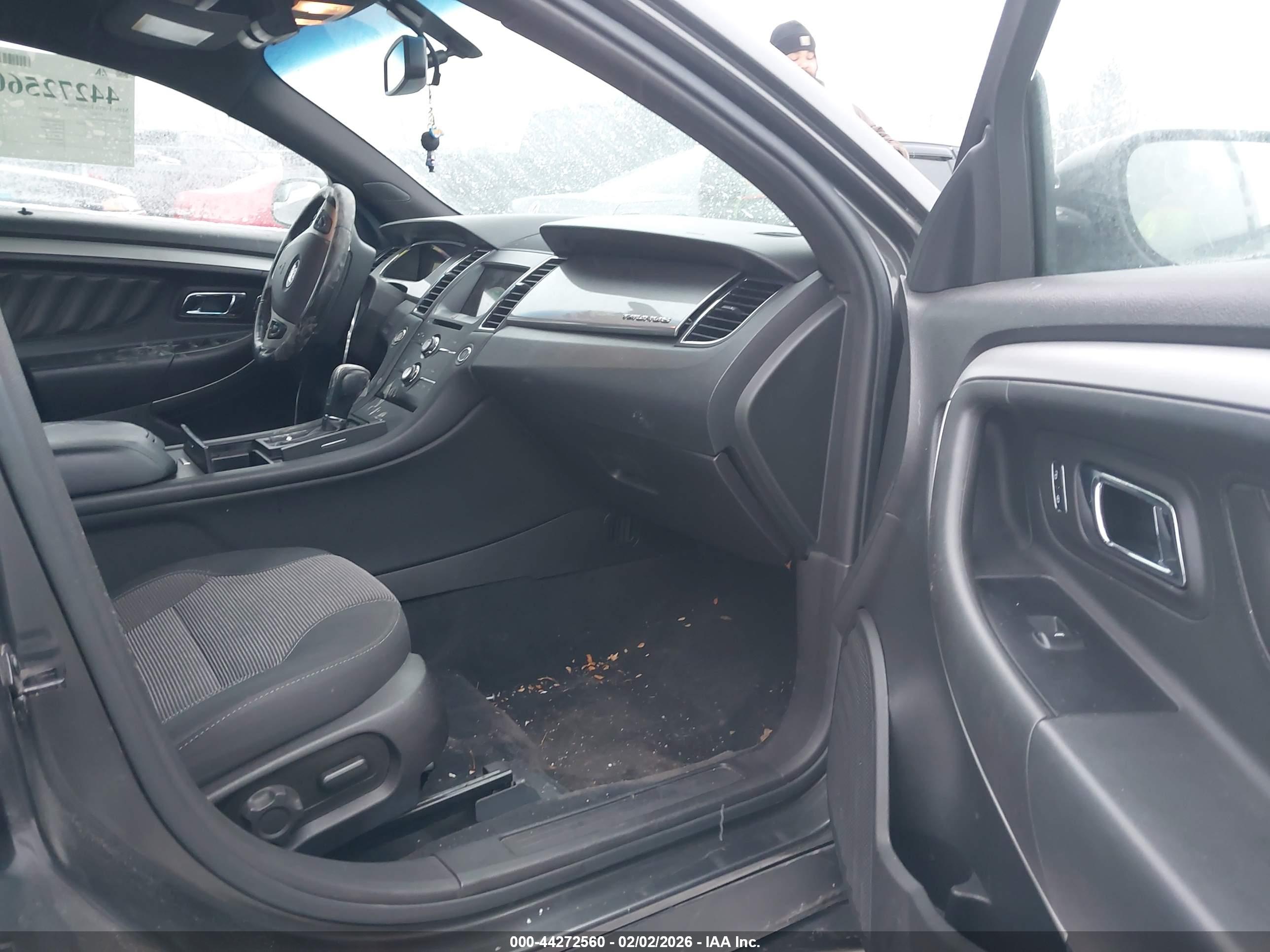 FORD TAURUS image 5