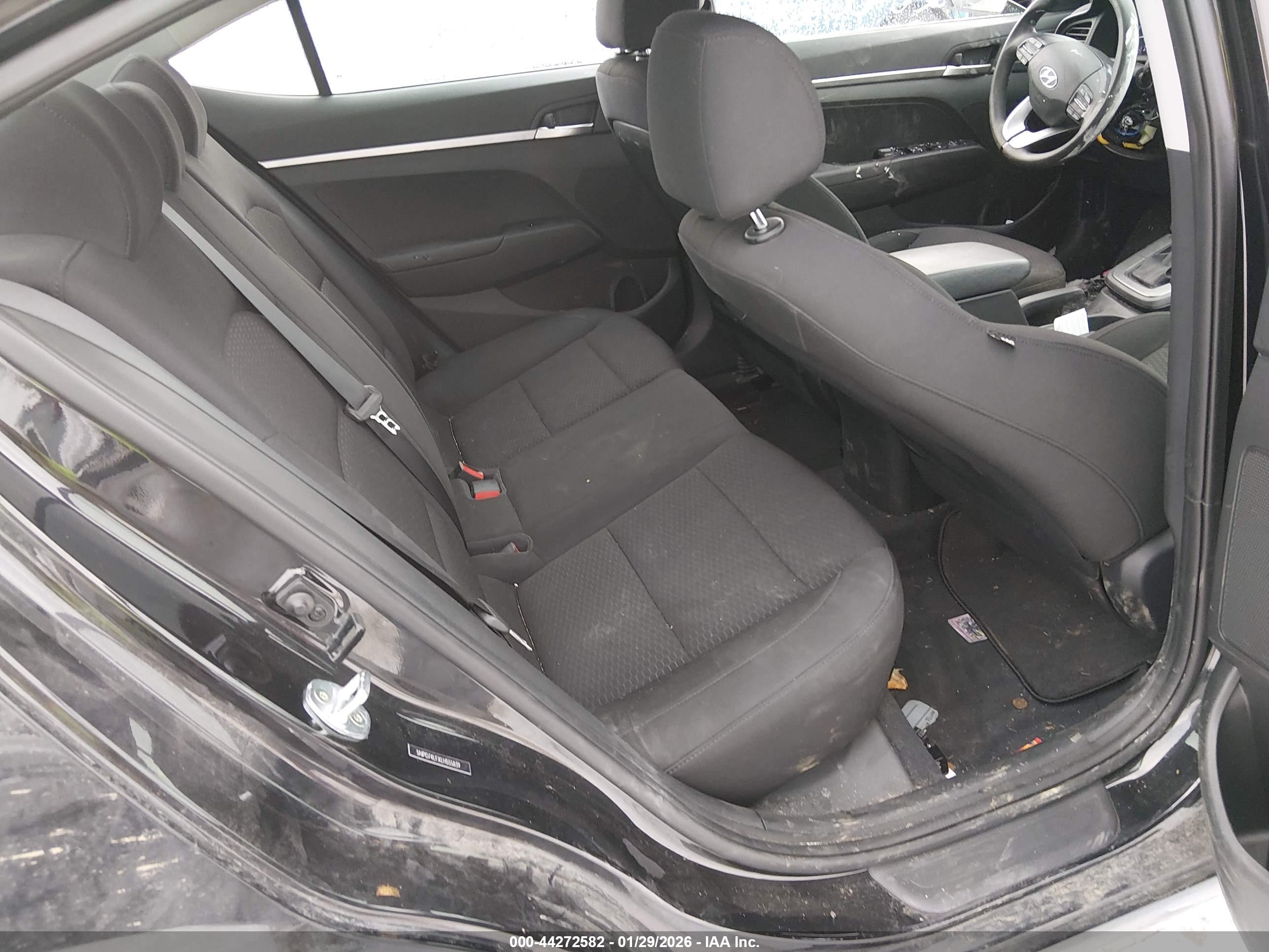 HYUNDAI ELANTRA image 8