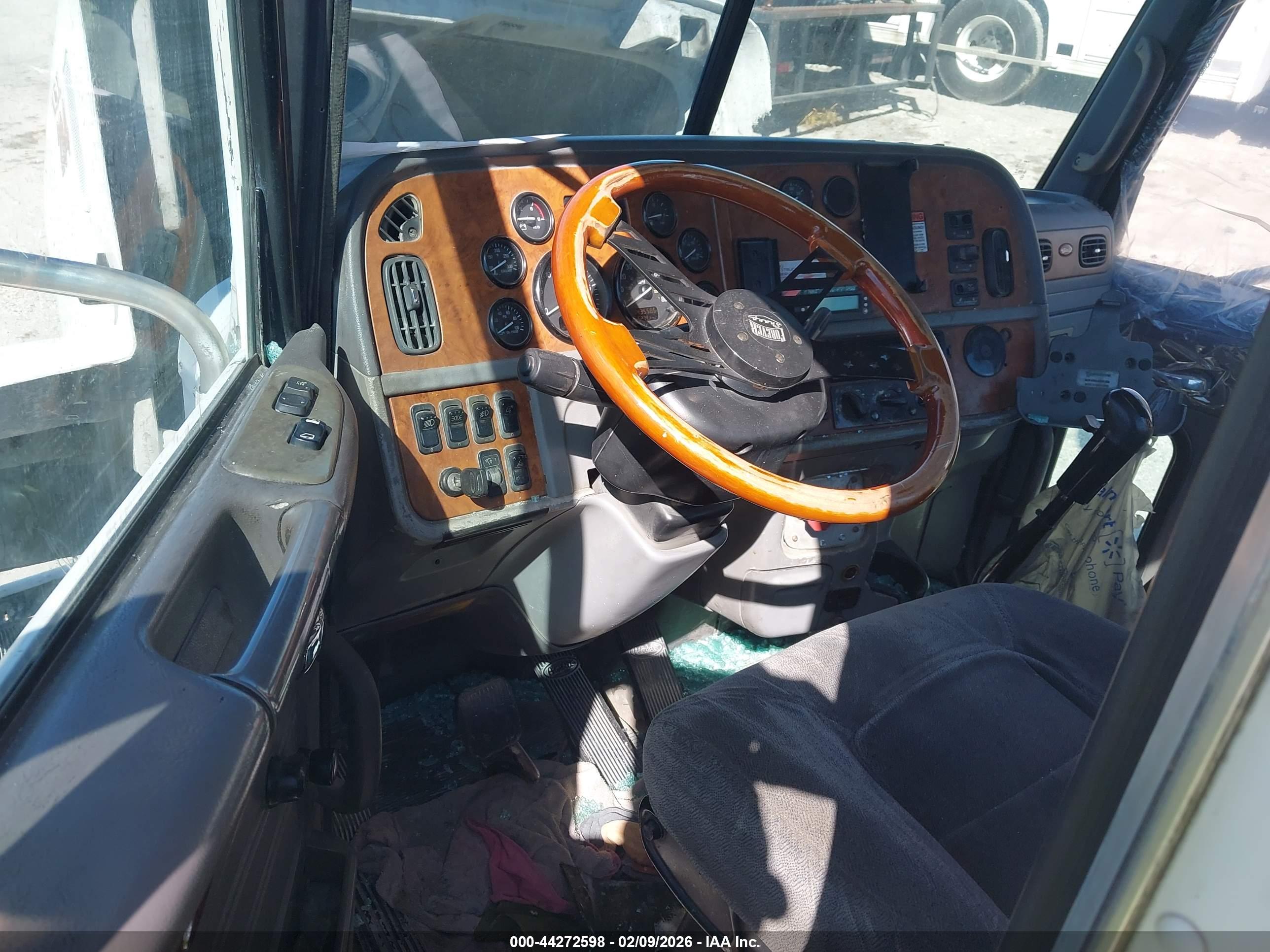 PETERBILT 385 image 7