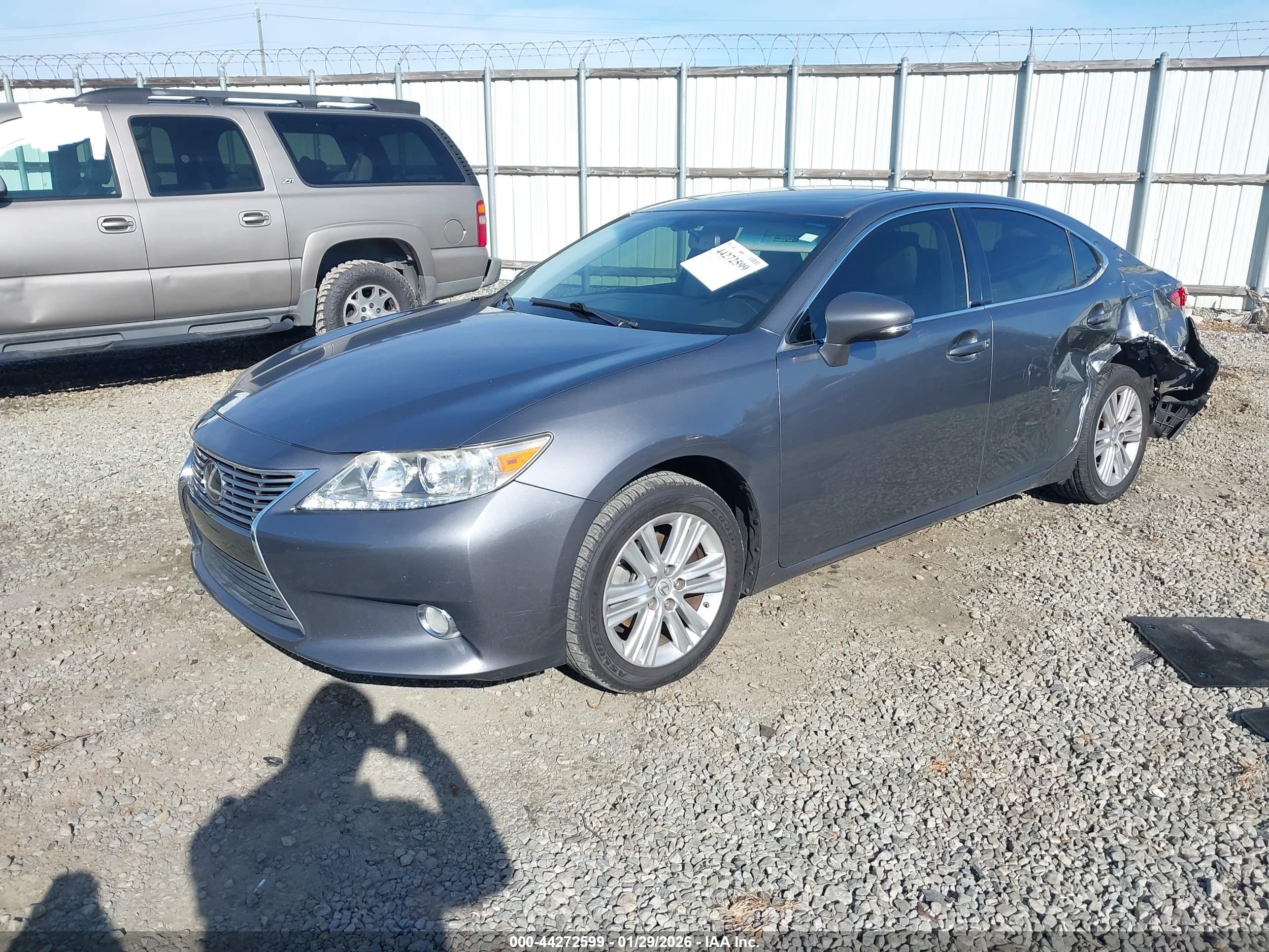 LEXUS ES image 2