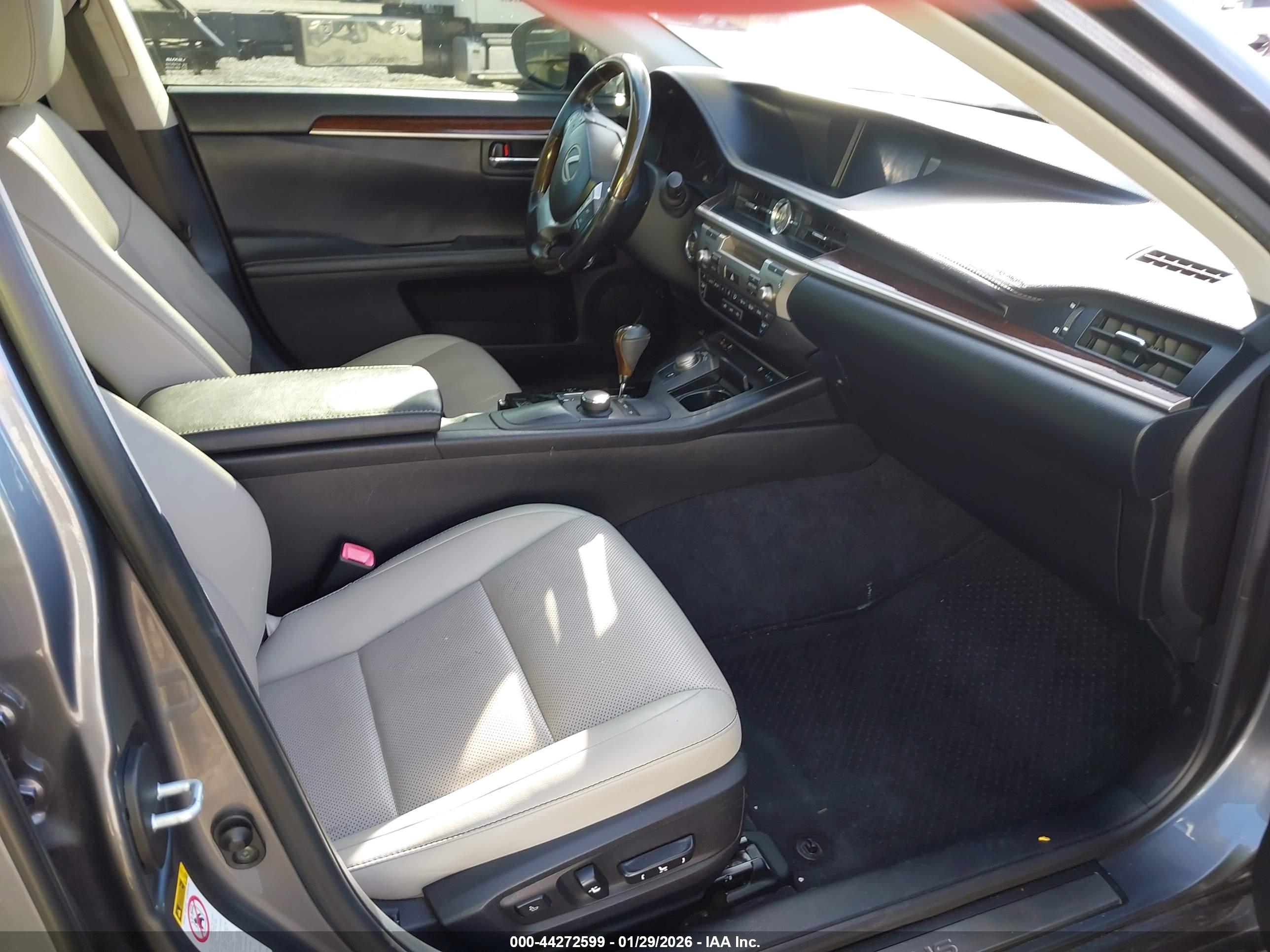 LEXUS ES image 5