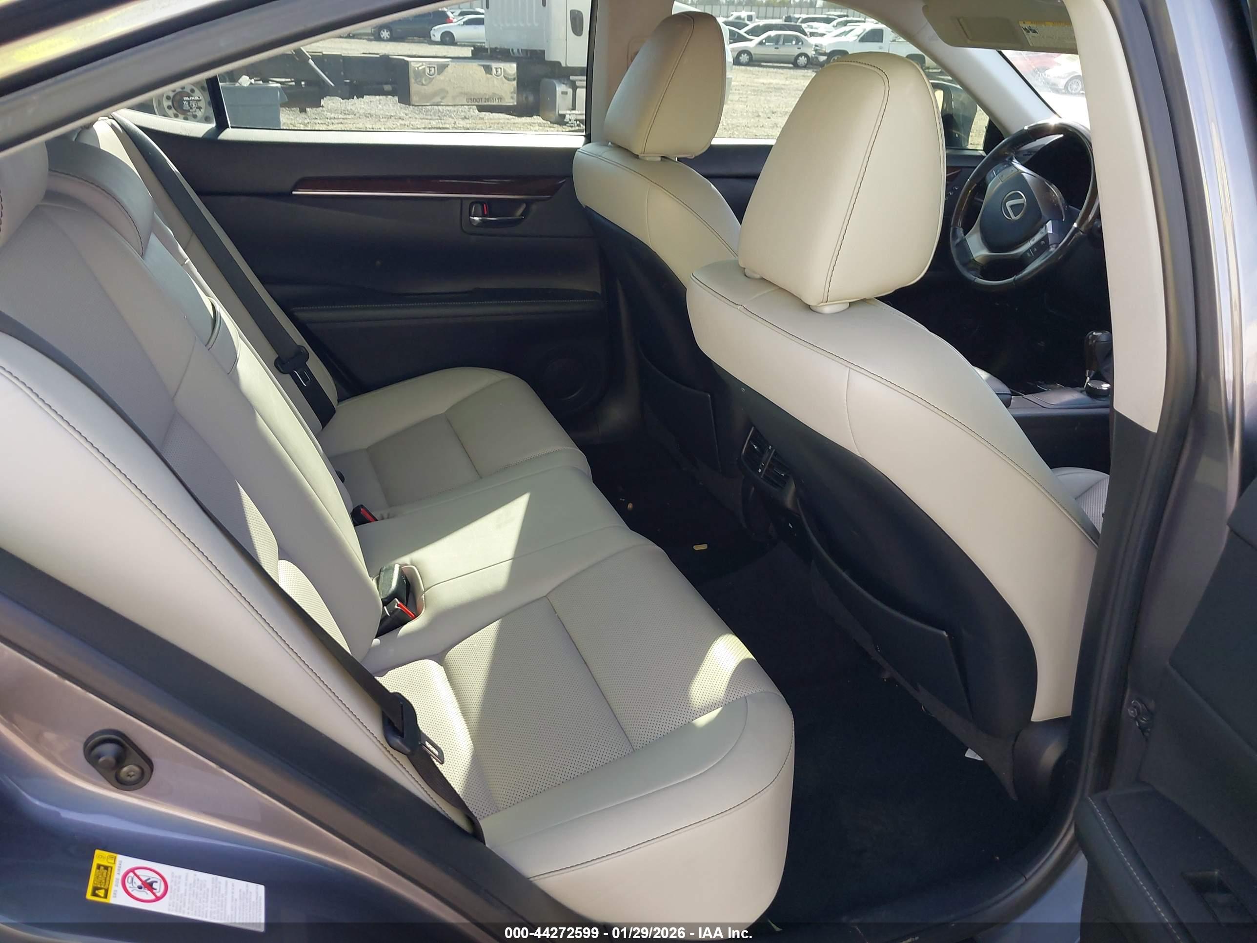 LEXUS ES image 8