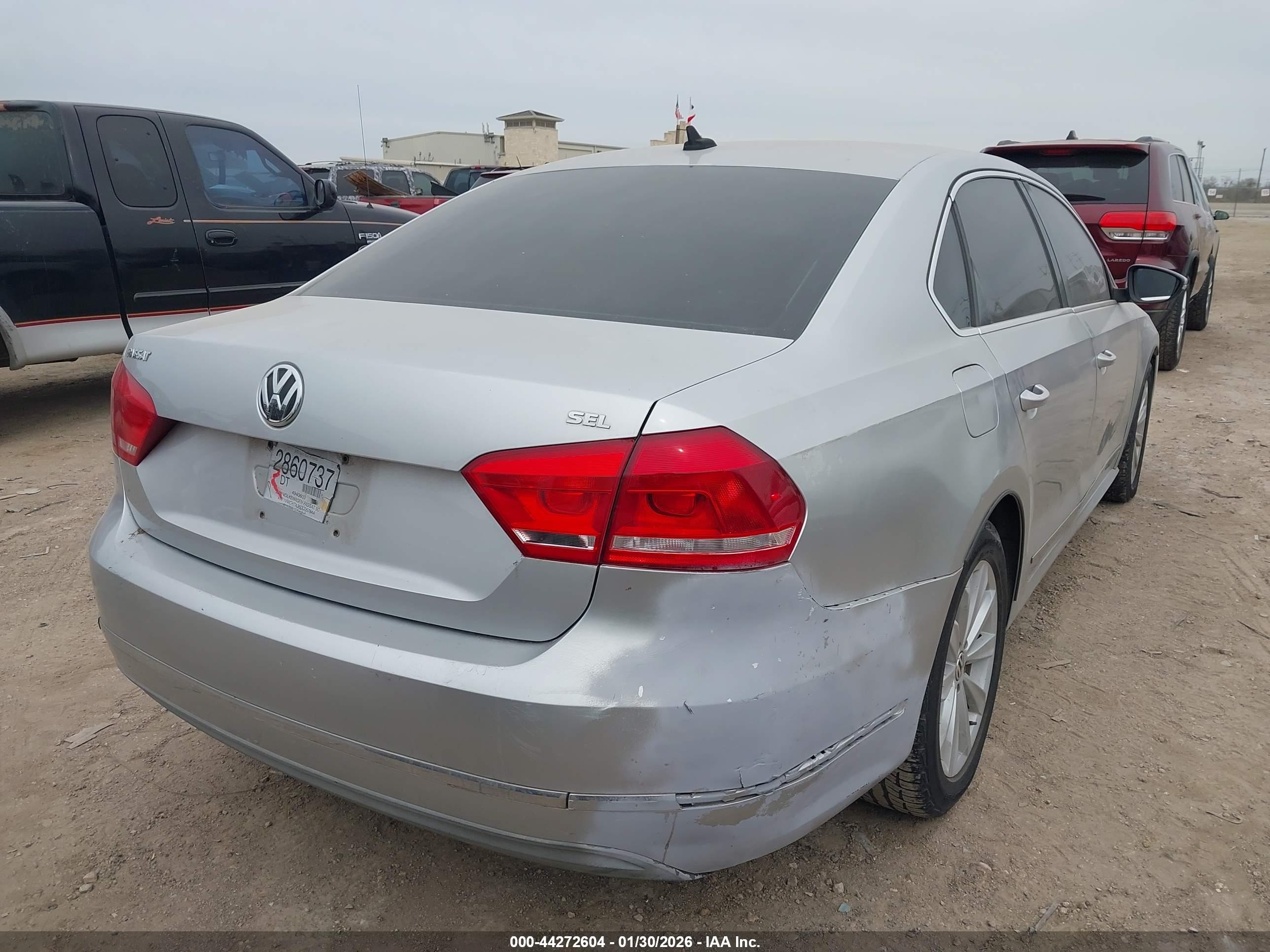 VOLKSWAGEN PASSAT image 4