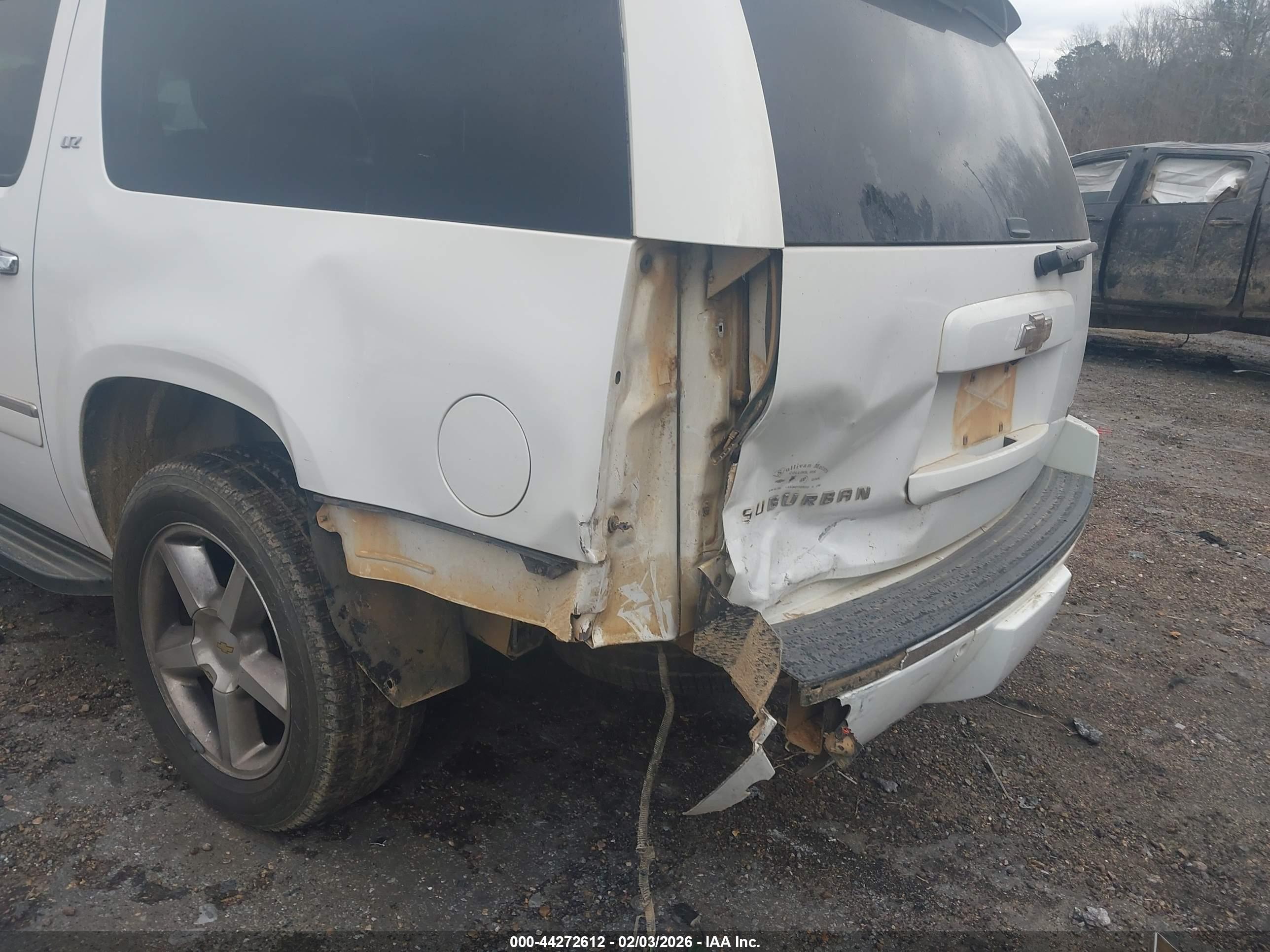 CHEVROLET SUBURBAN image 6