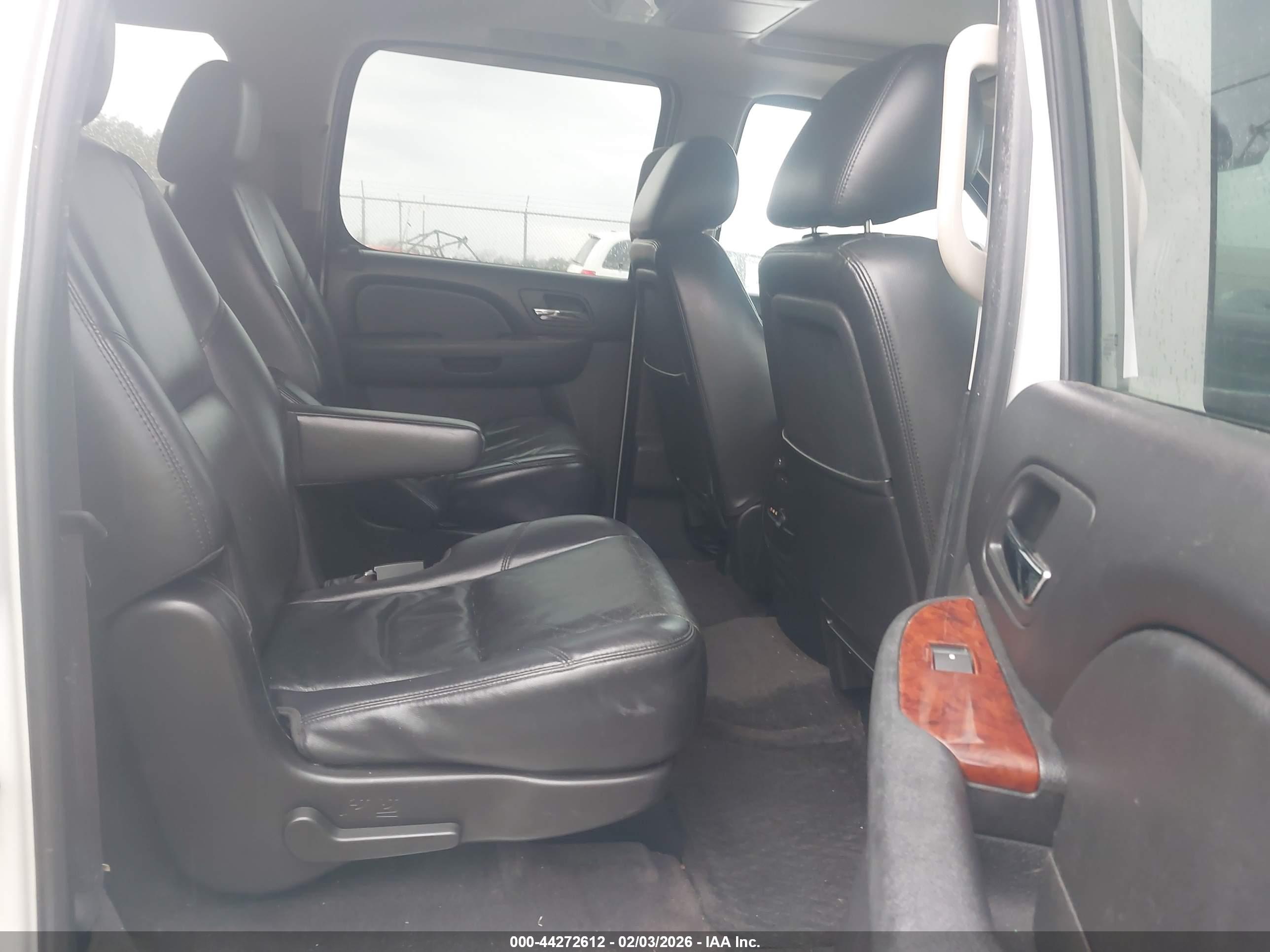 CHEVROLET SUBURBAN image 8