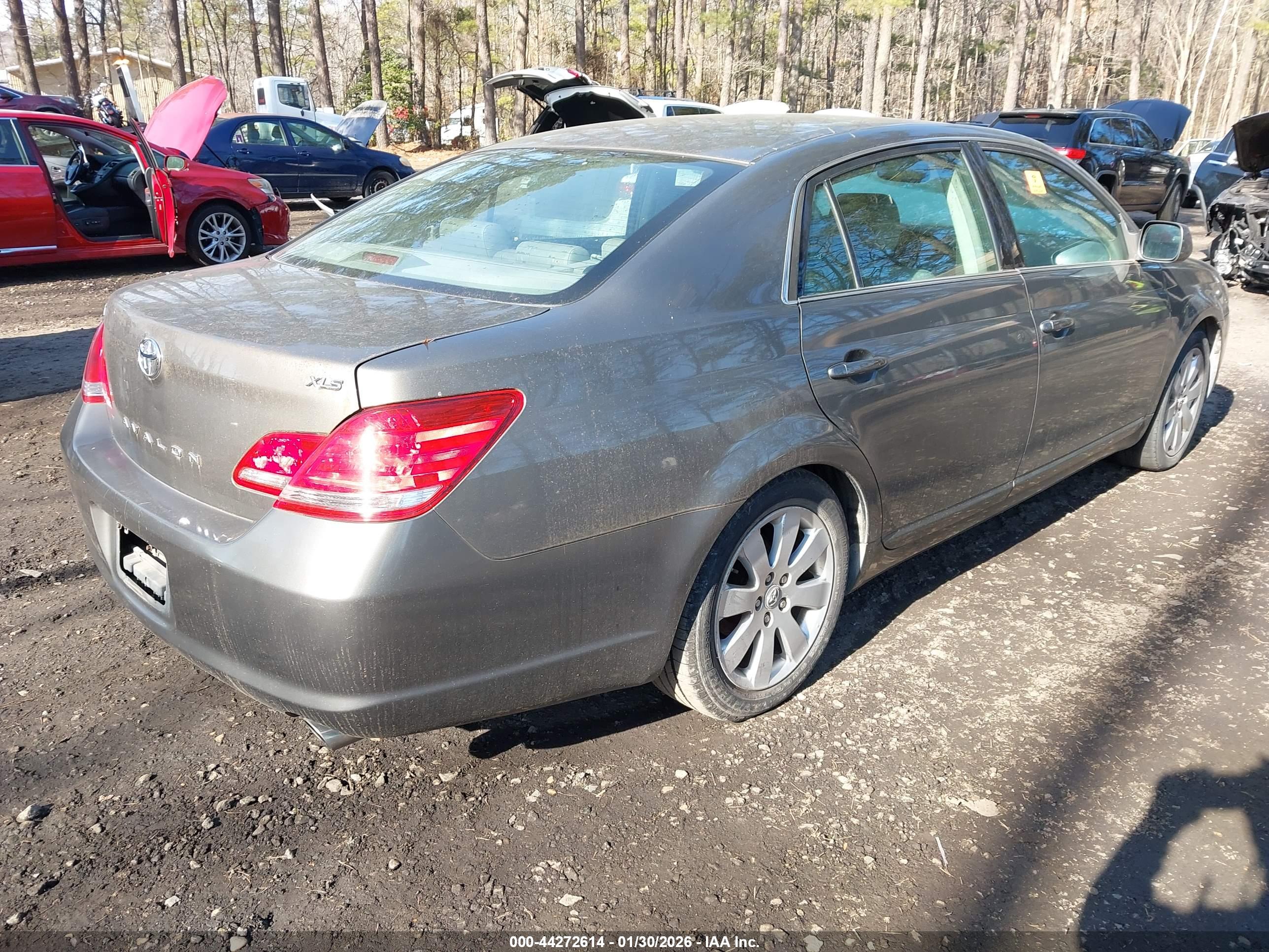 TOYOTA AVALON image 4