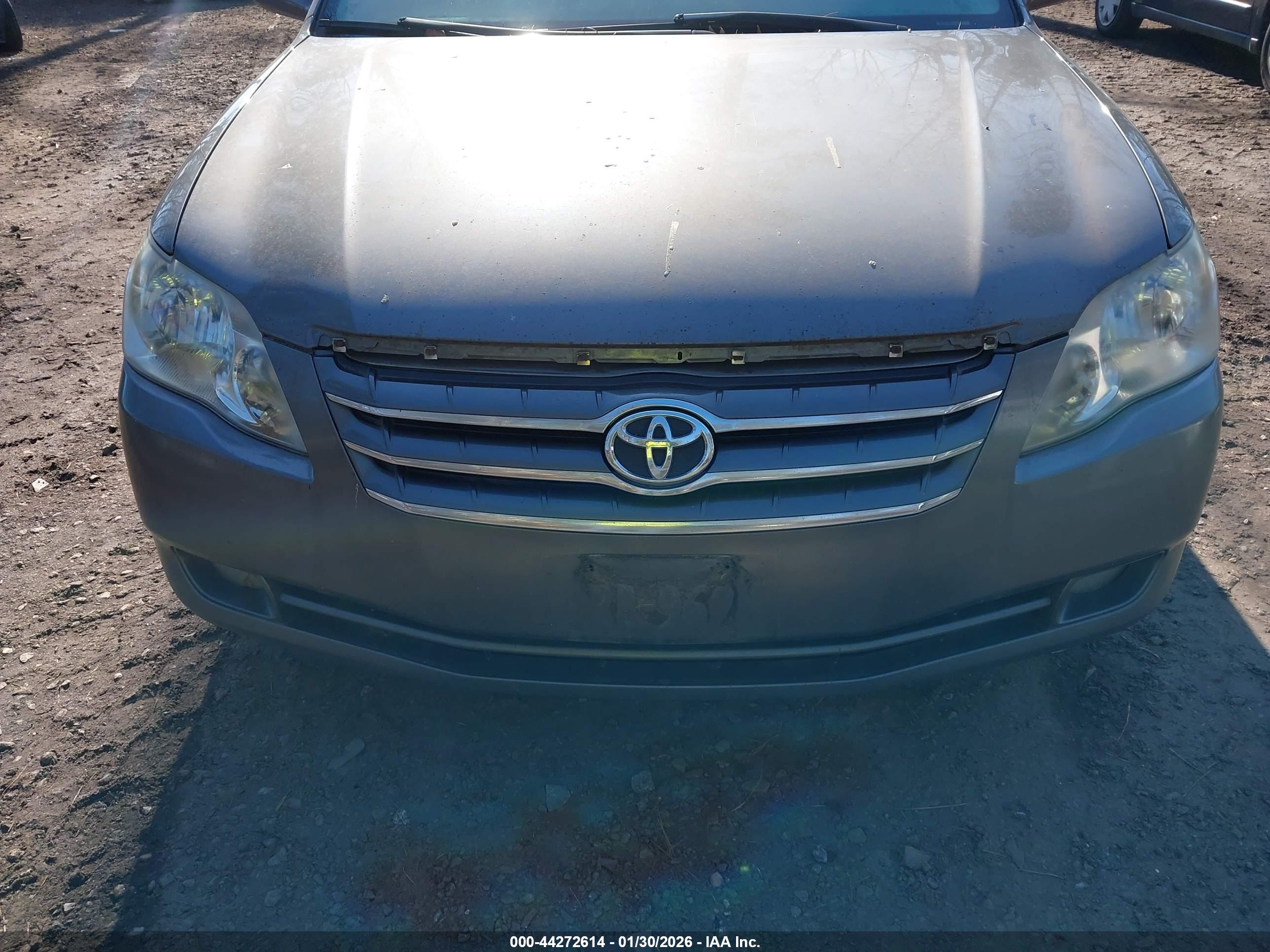 TOYOTA AVALON image 6