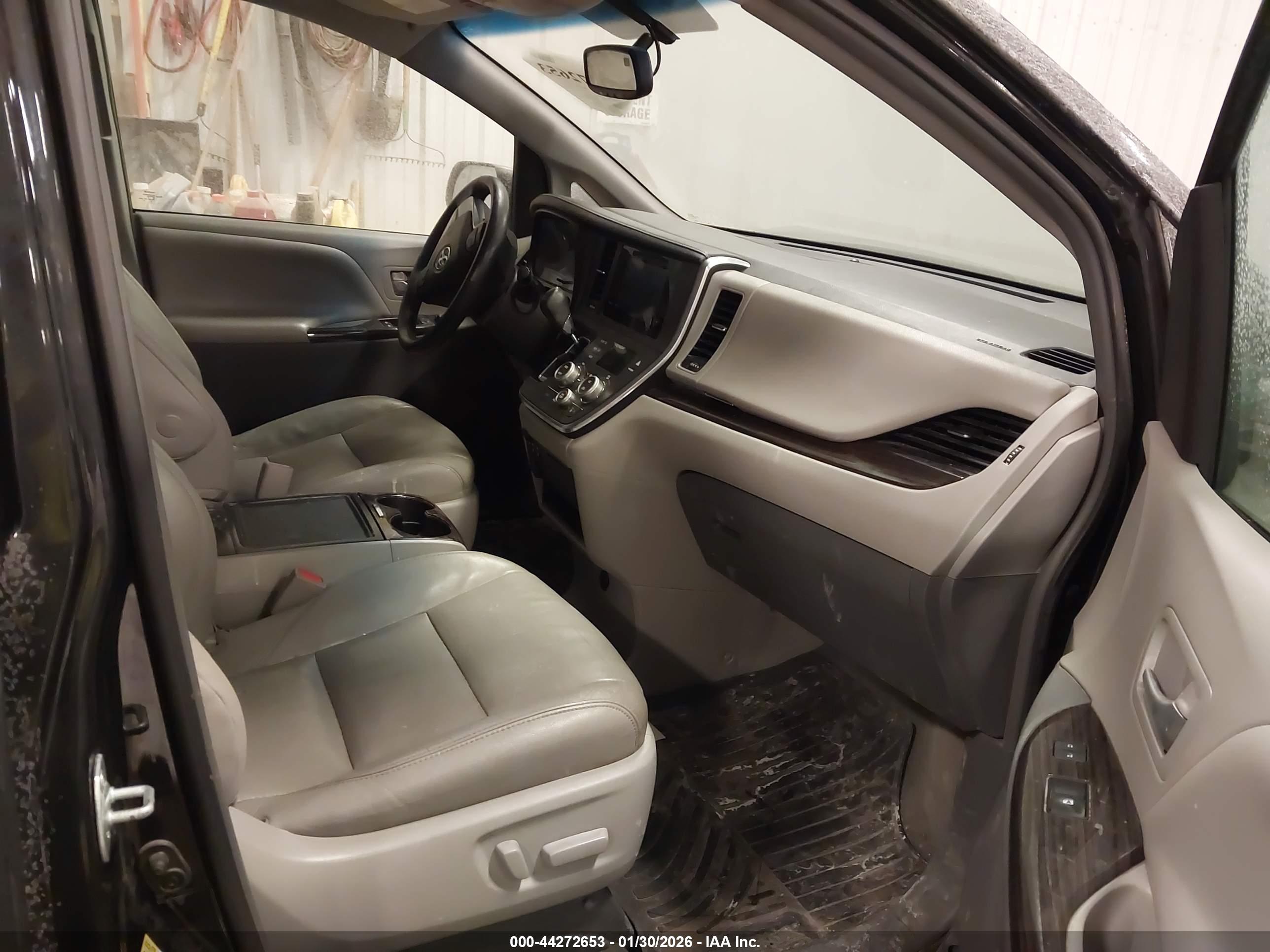 TOYOTA SIENNA image 5