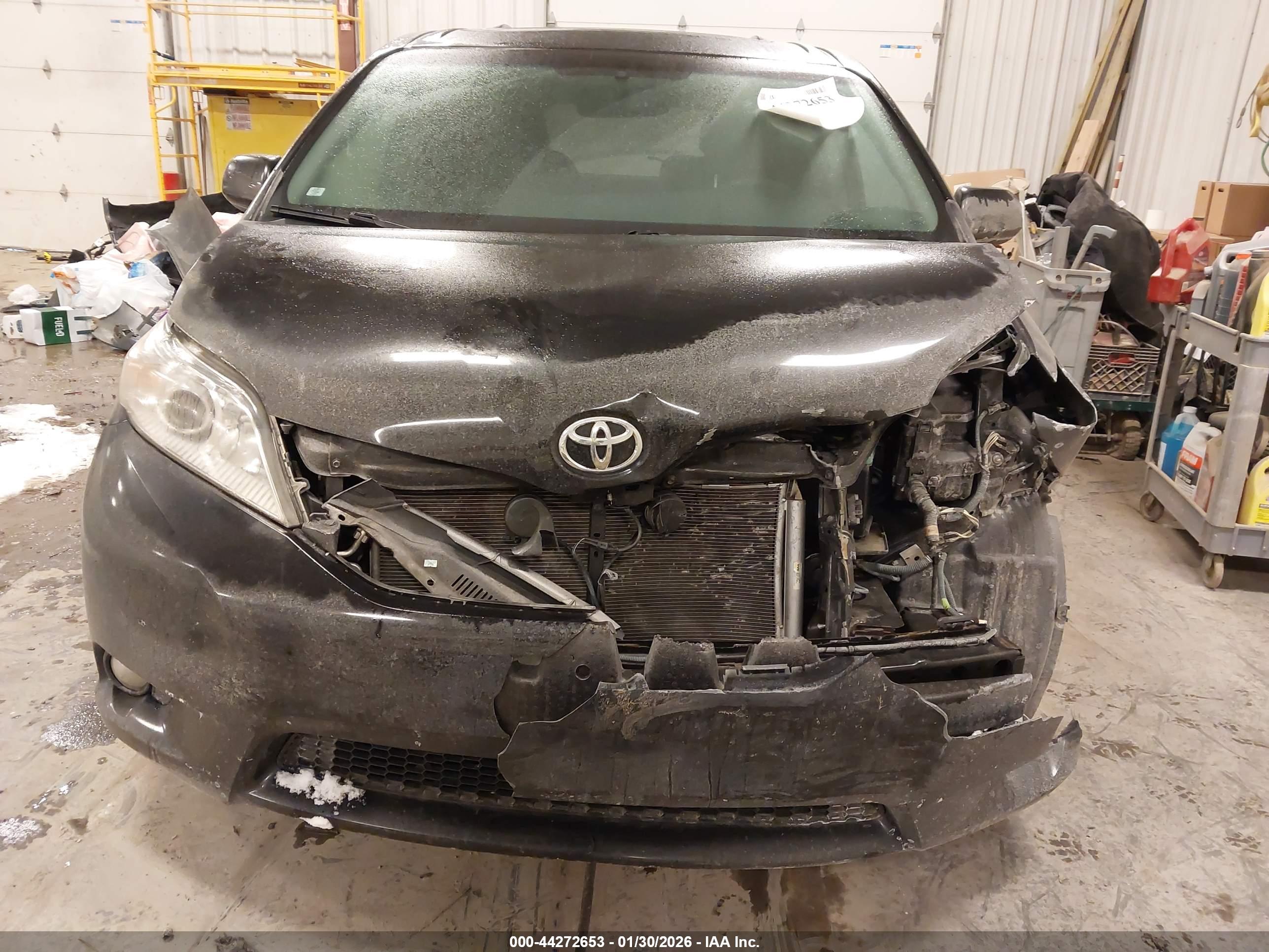 TOYOTA SIENNA image 6