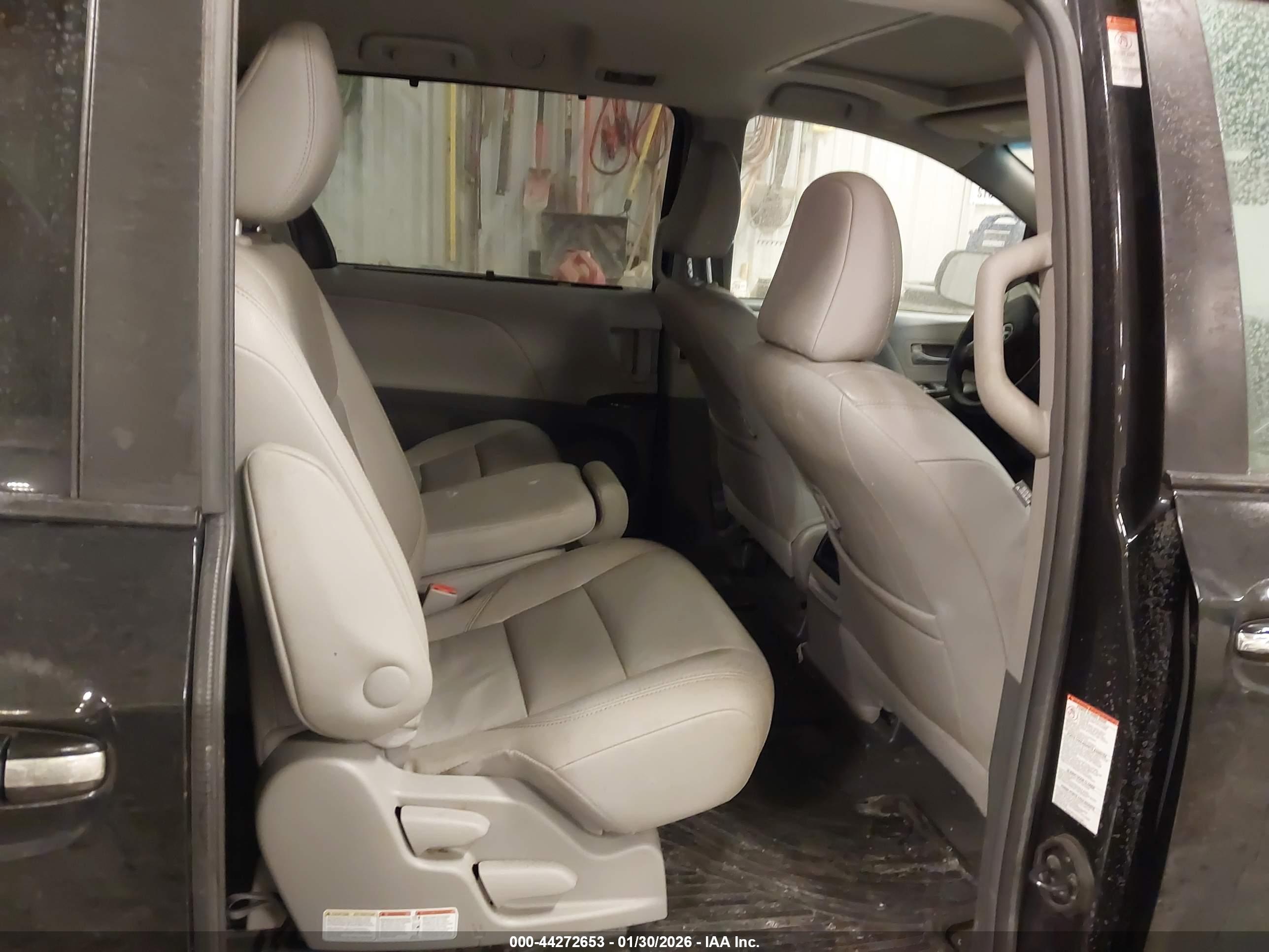 TOYOTA SIENNA image 8