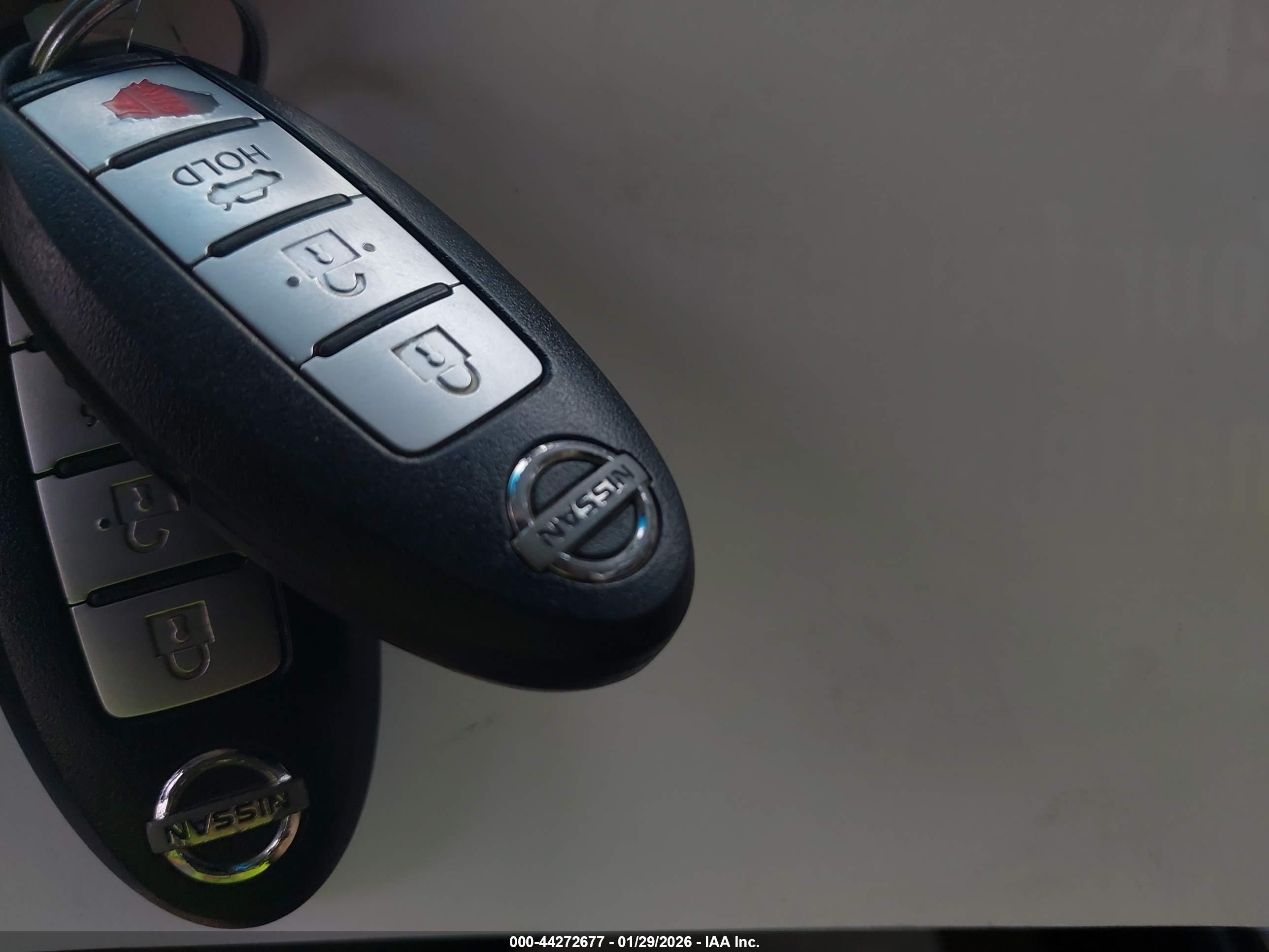 NISSAN MAXIMA image 11