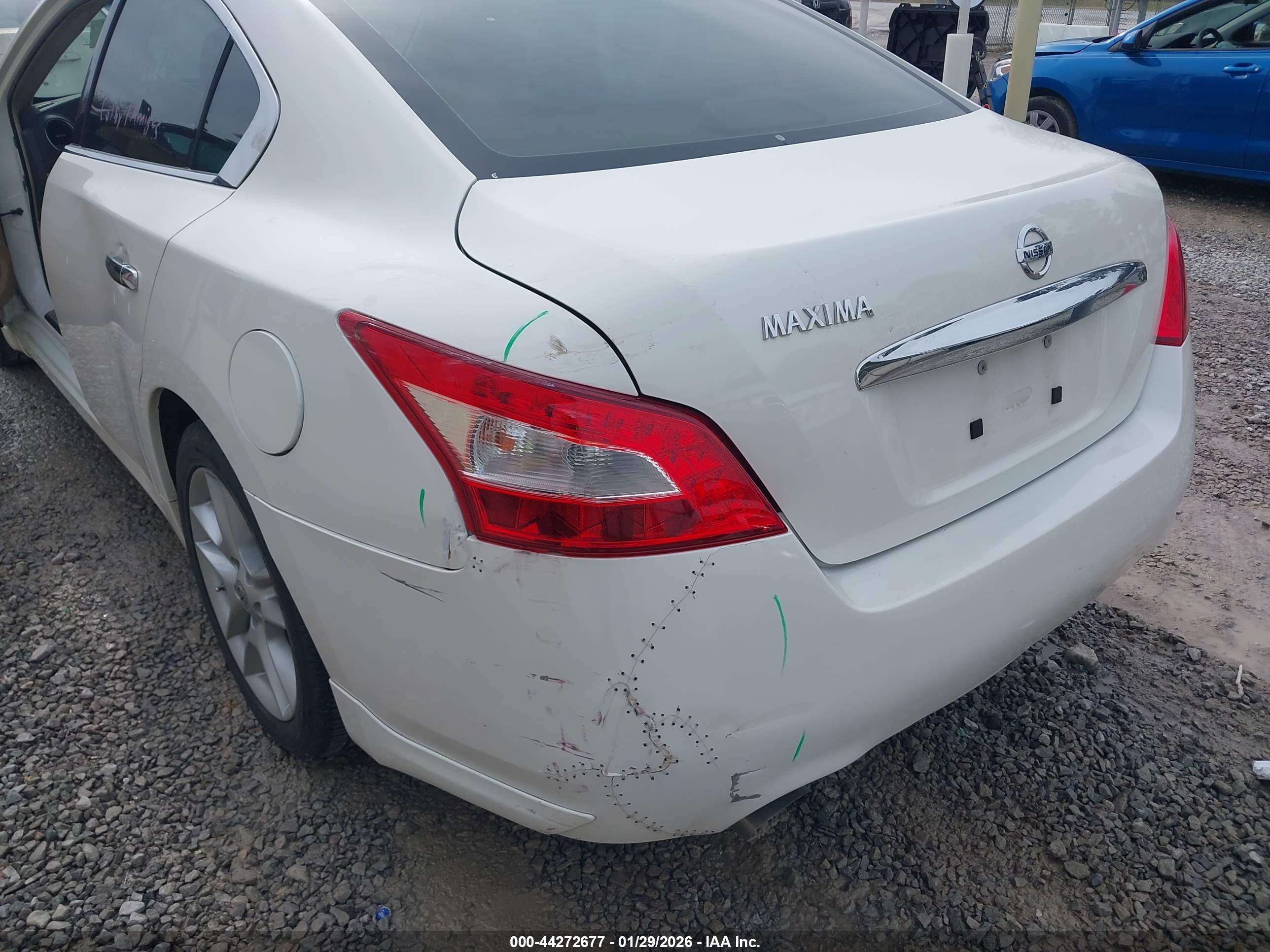 NISSAN MAXIMA image 6
