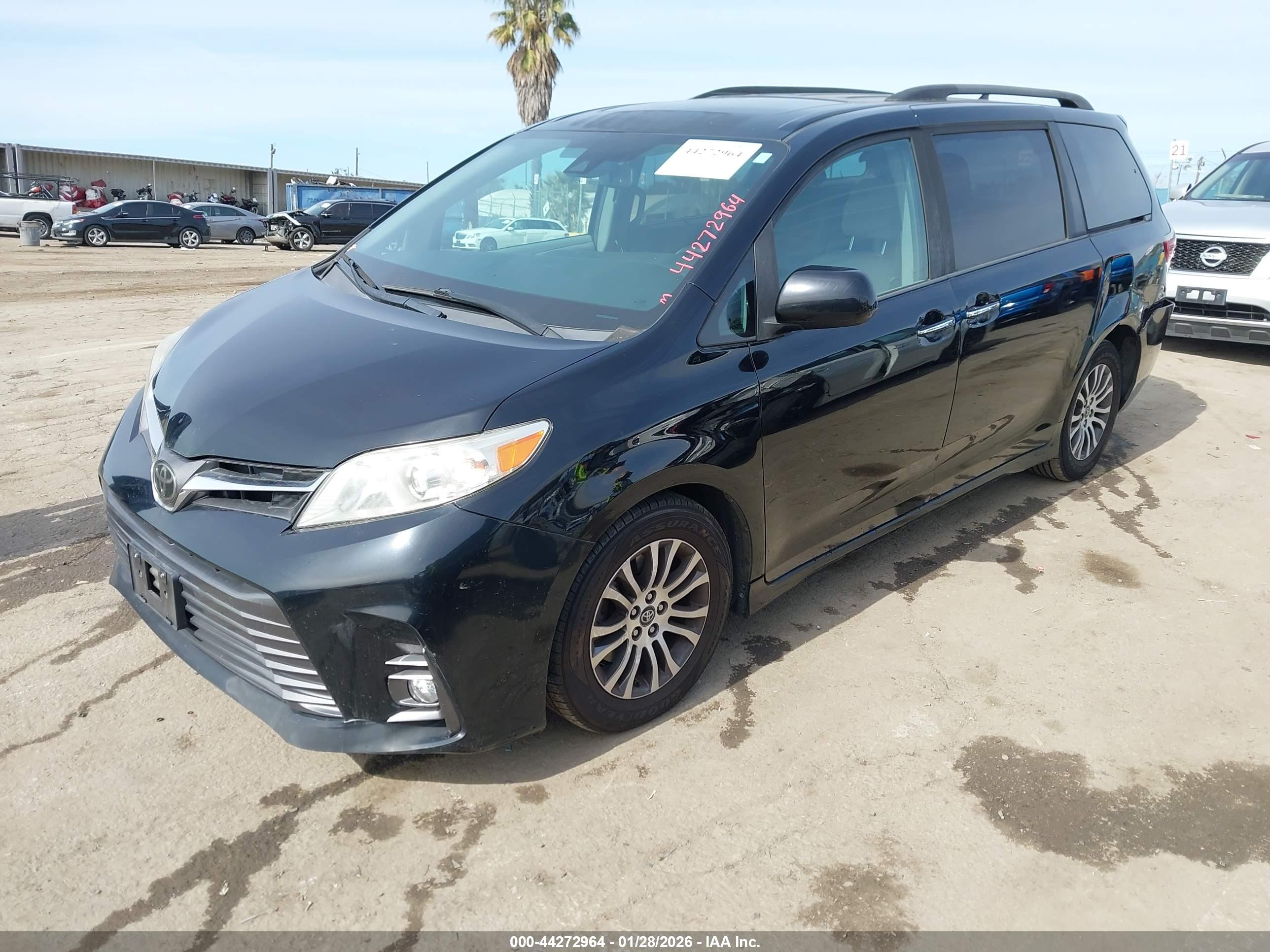 TOYOTA SIENNA image 2