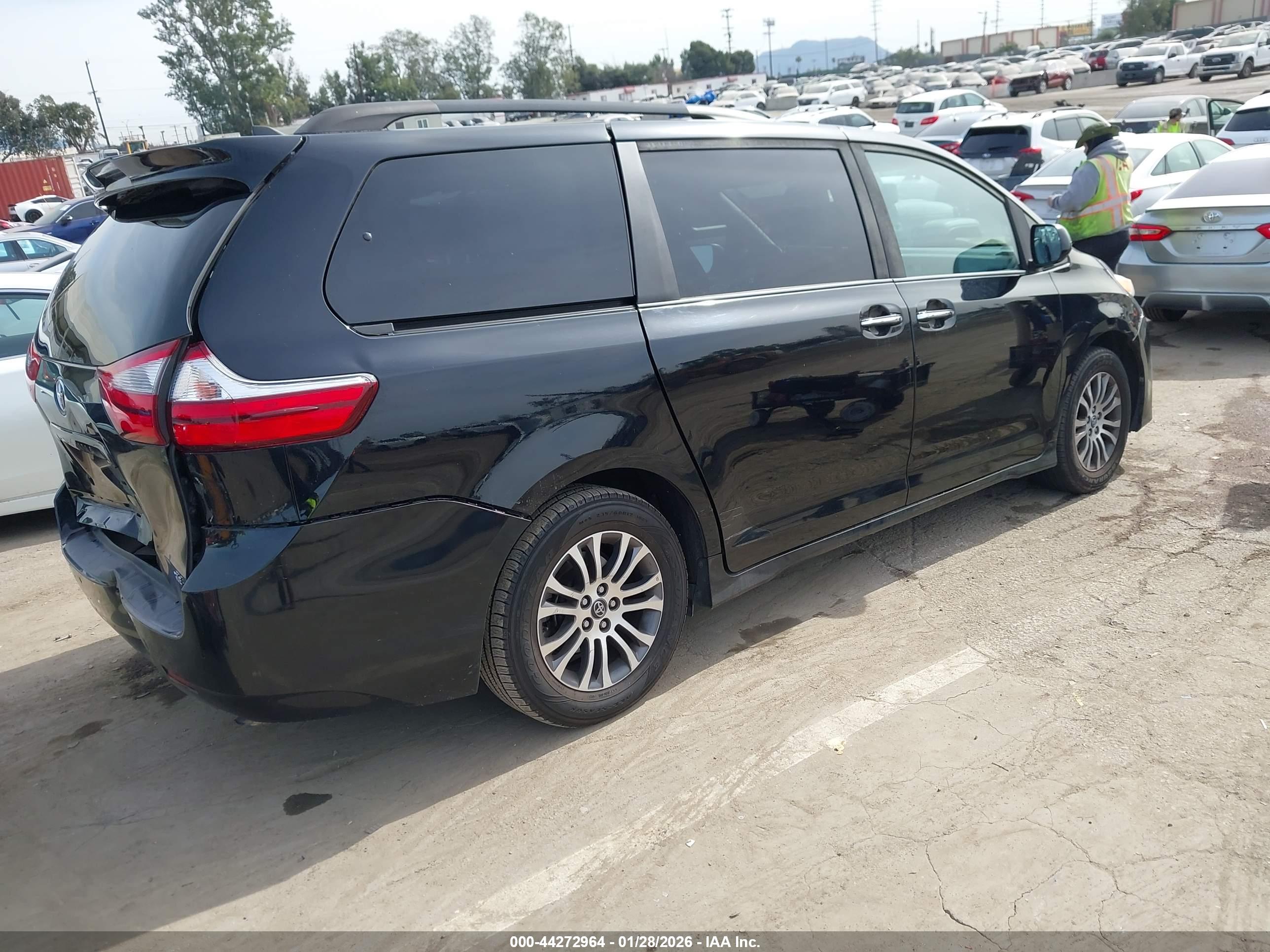 TOYOTA SIENNA image 4