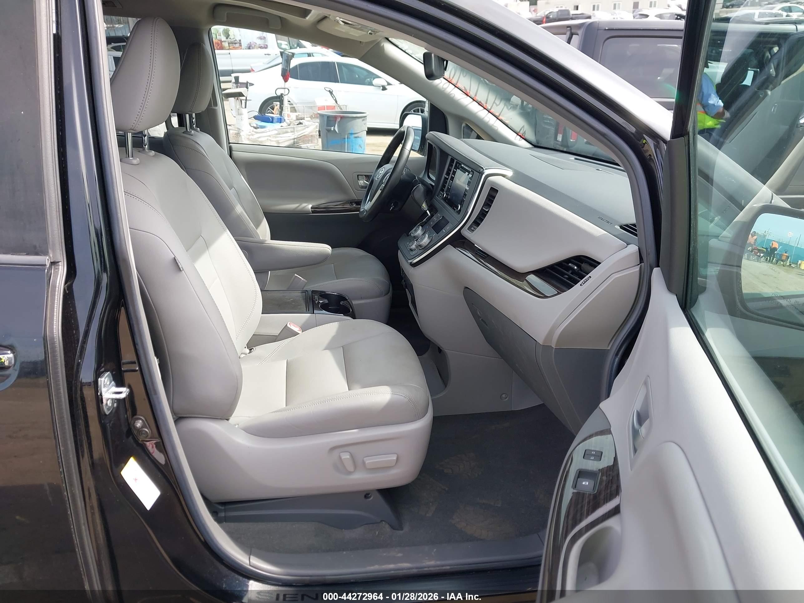 TOYOTA SIENNA image 5