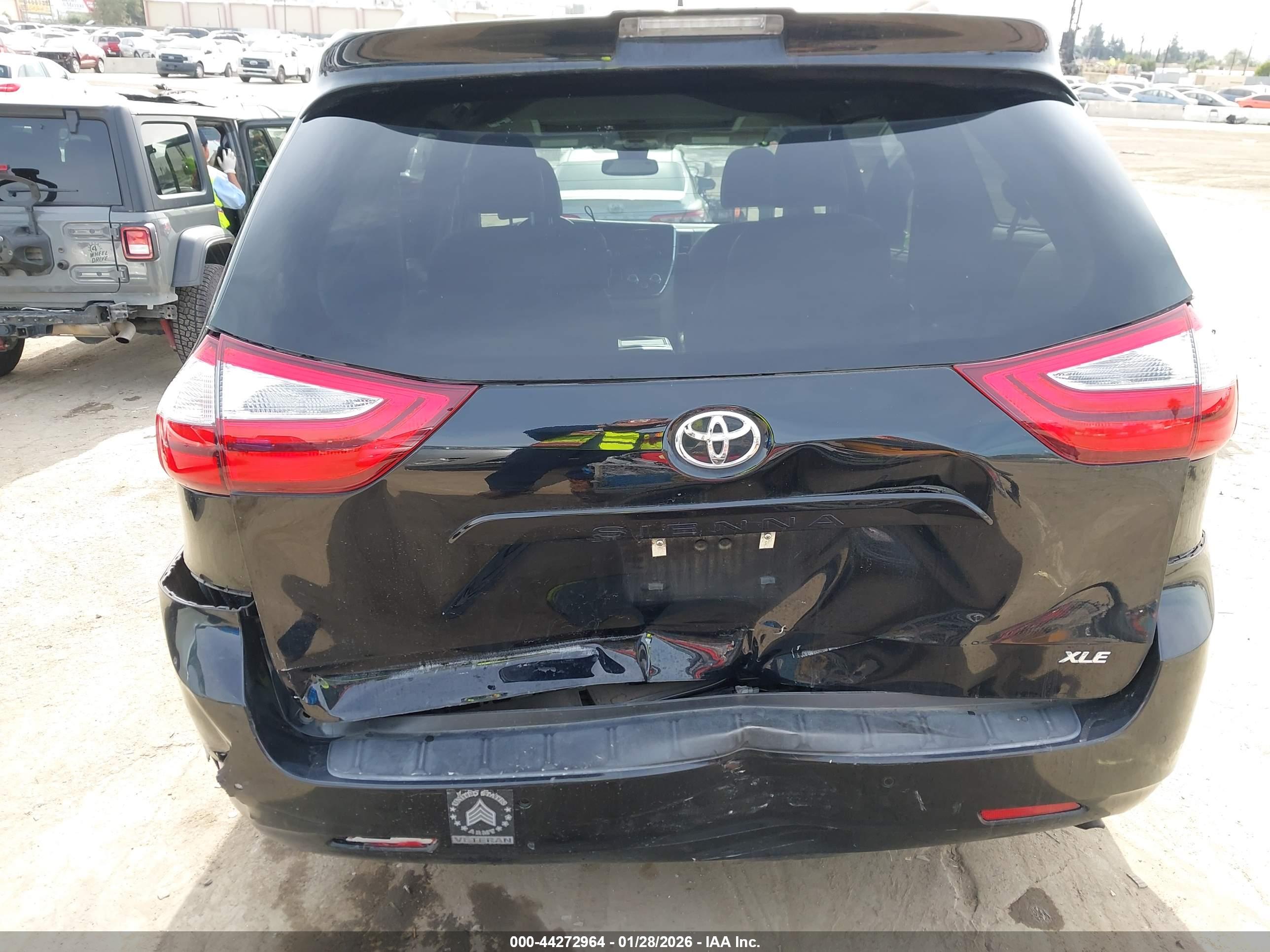 TOYOTA SIENNA image 6