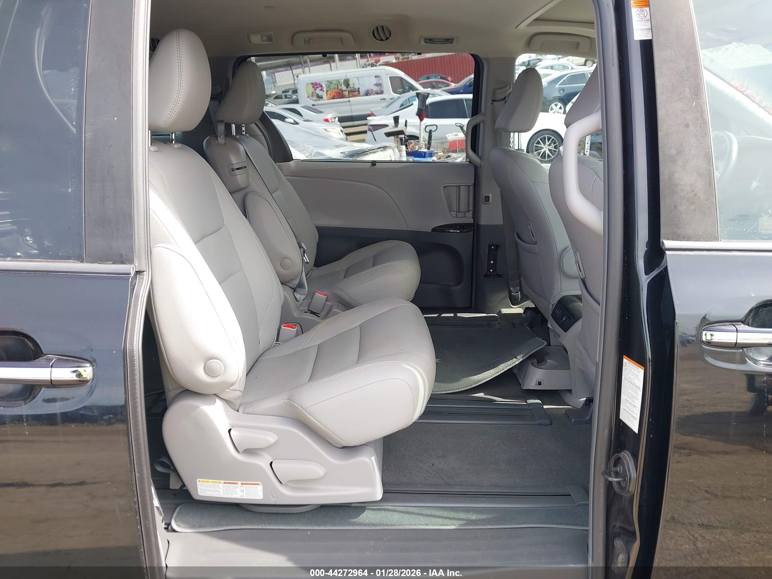 TOYOTA SIENNA image 8