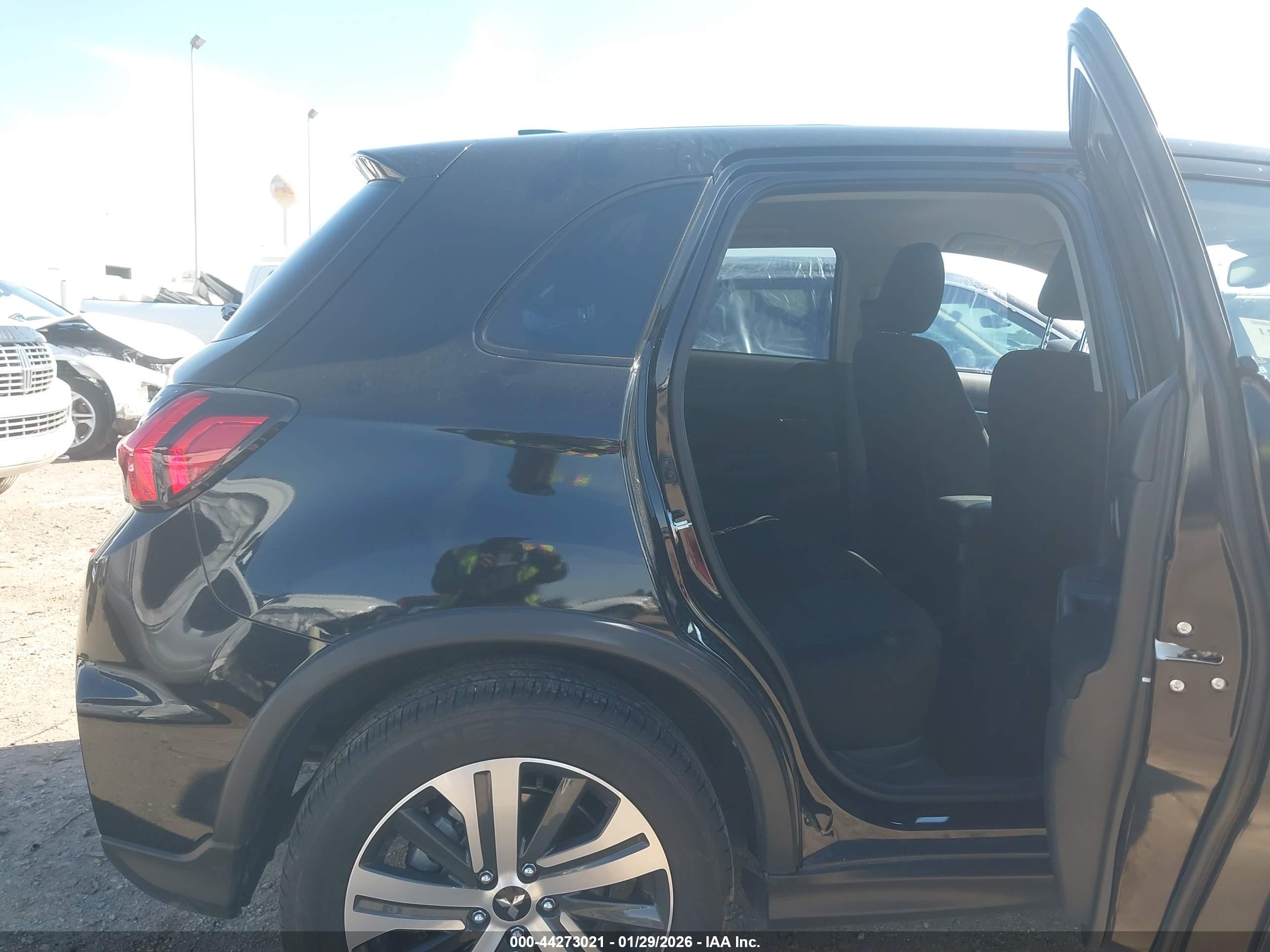 MITSUBISHI OUTLANDER image 8
