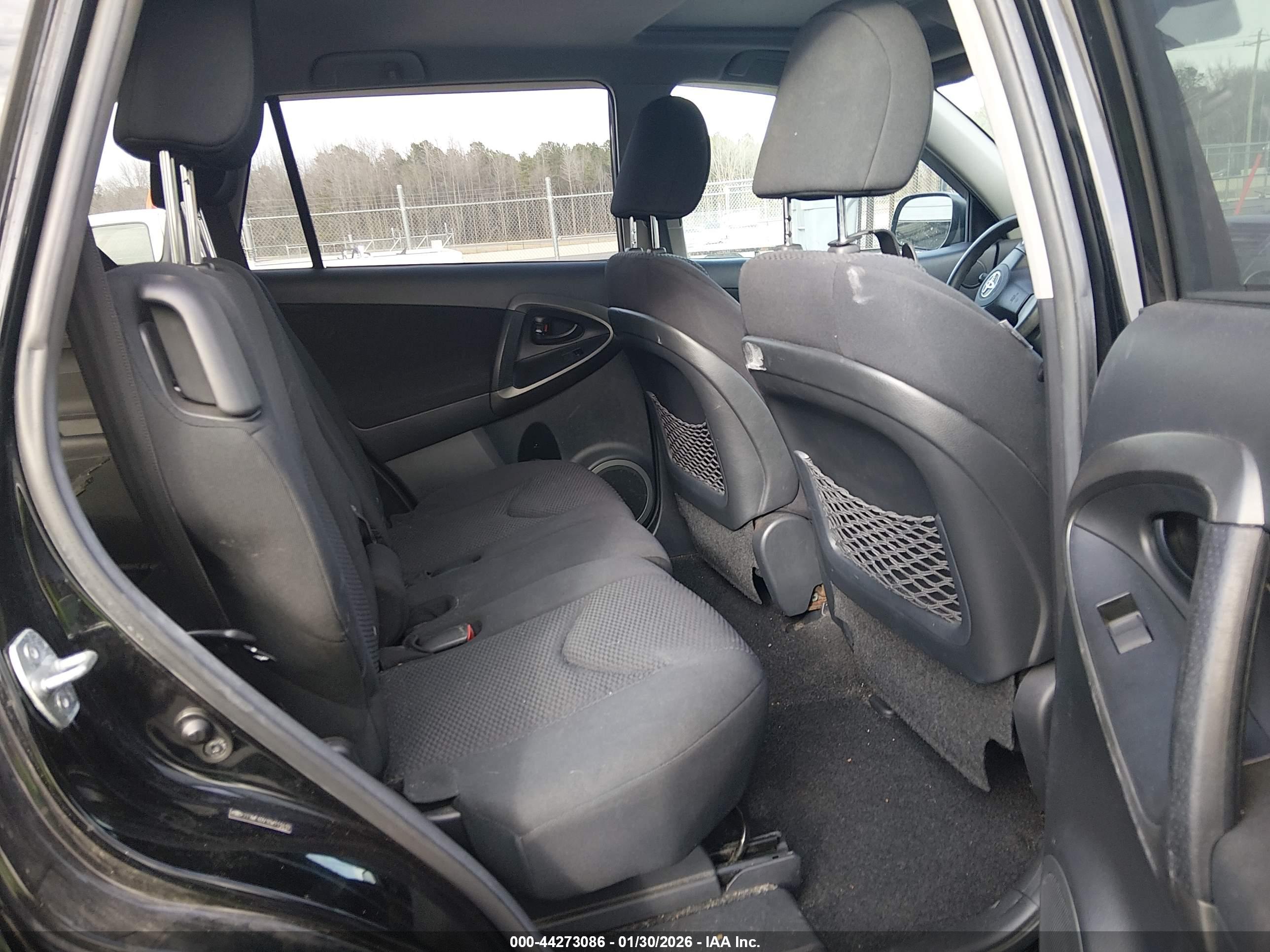 TOYOTA RAV4 image 8