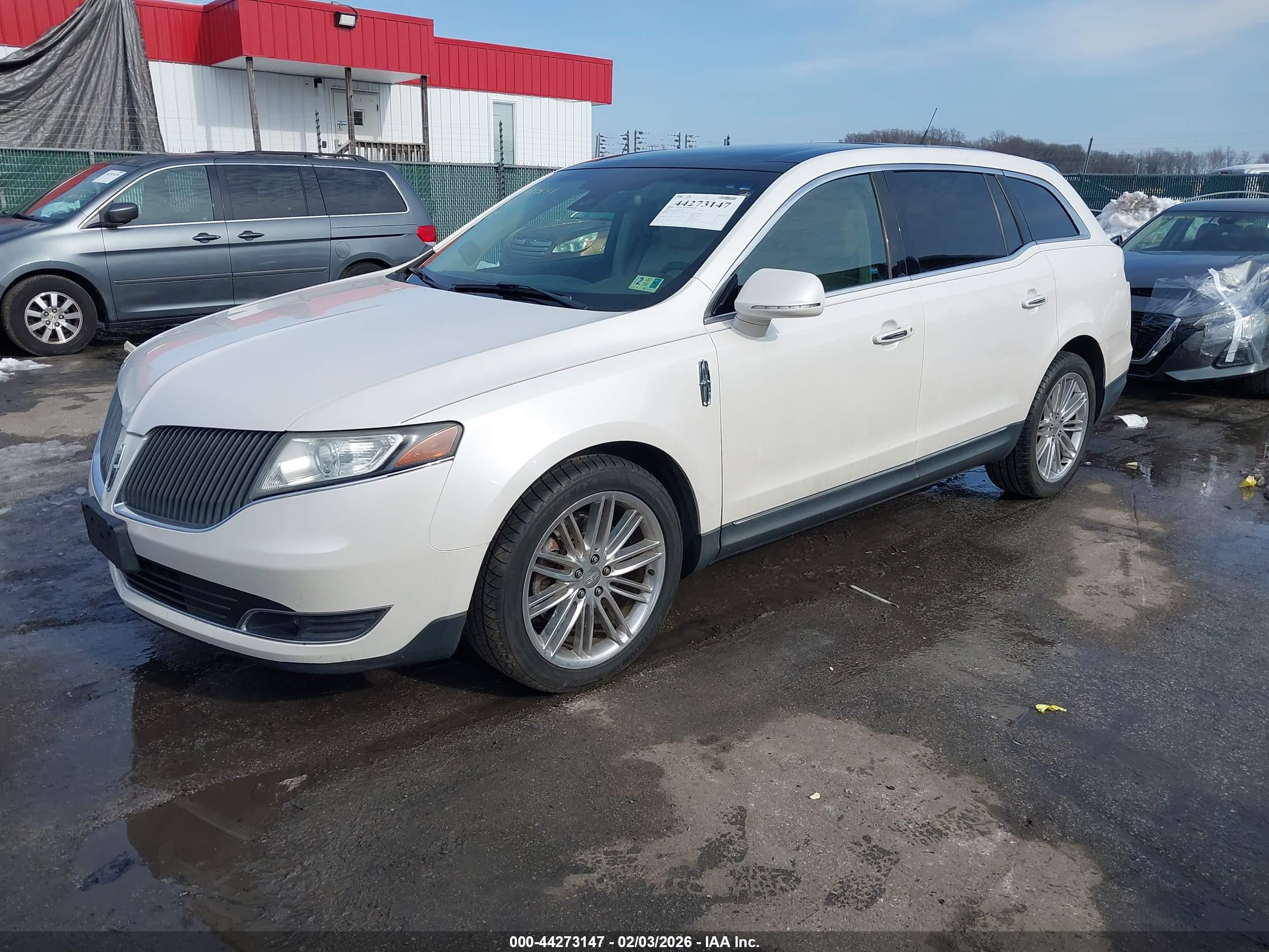 LINCOLN MKT image 2