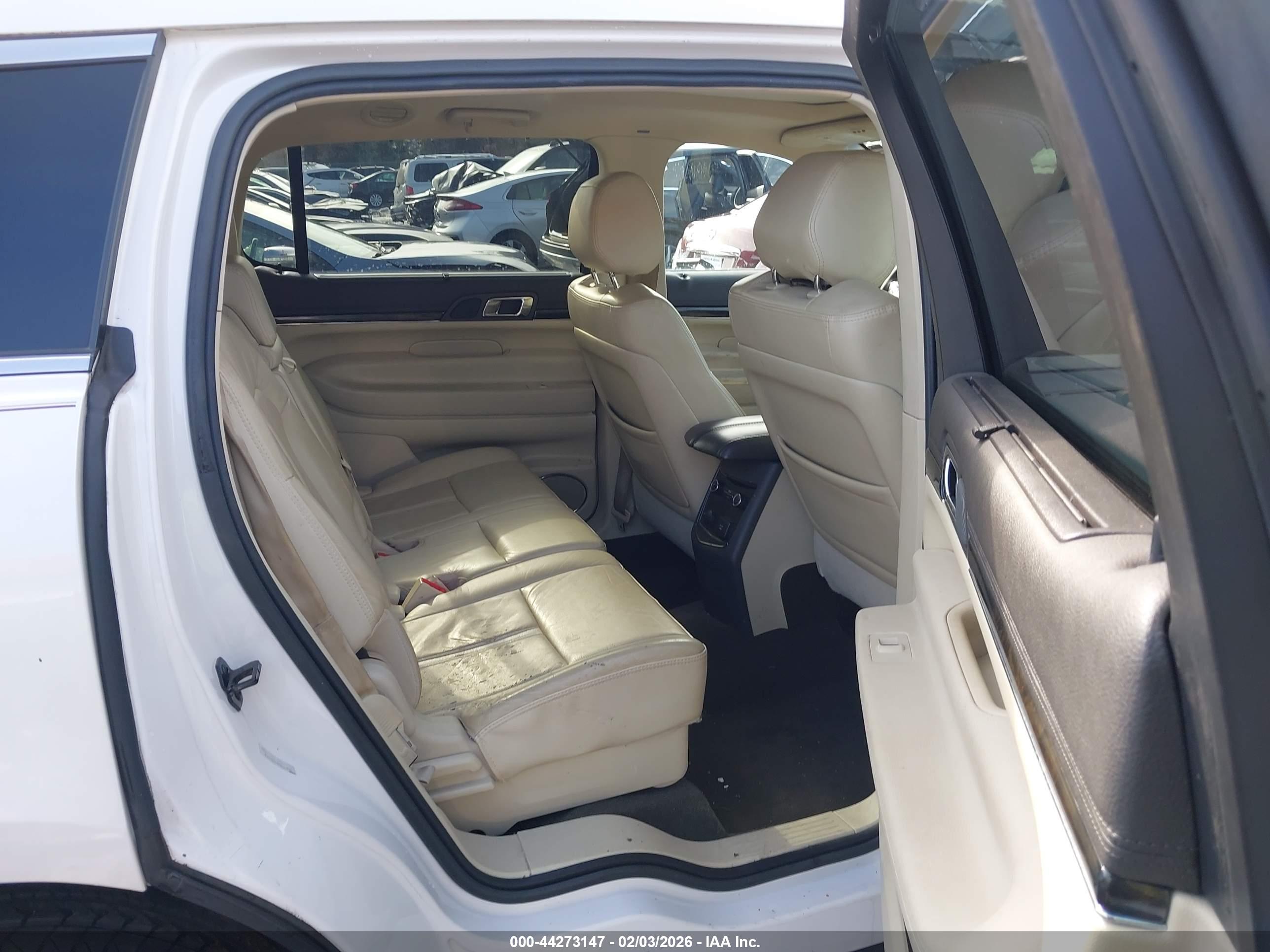 LINCOLN MKT image 8