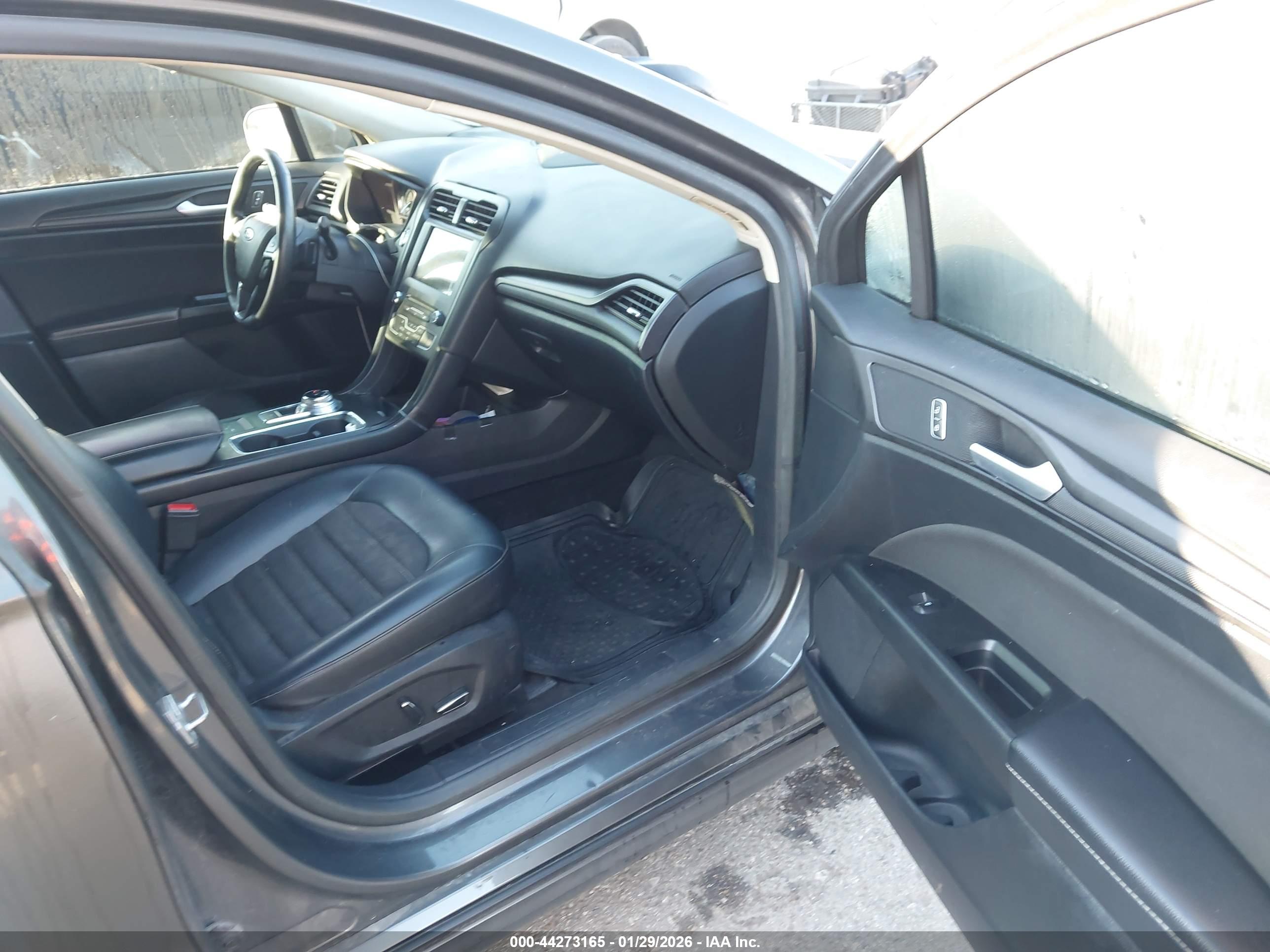 FORD FUSION image 5