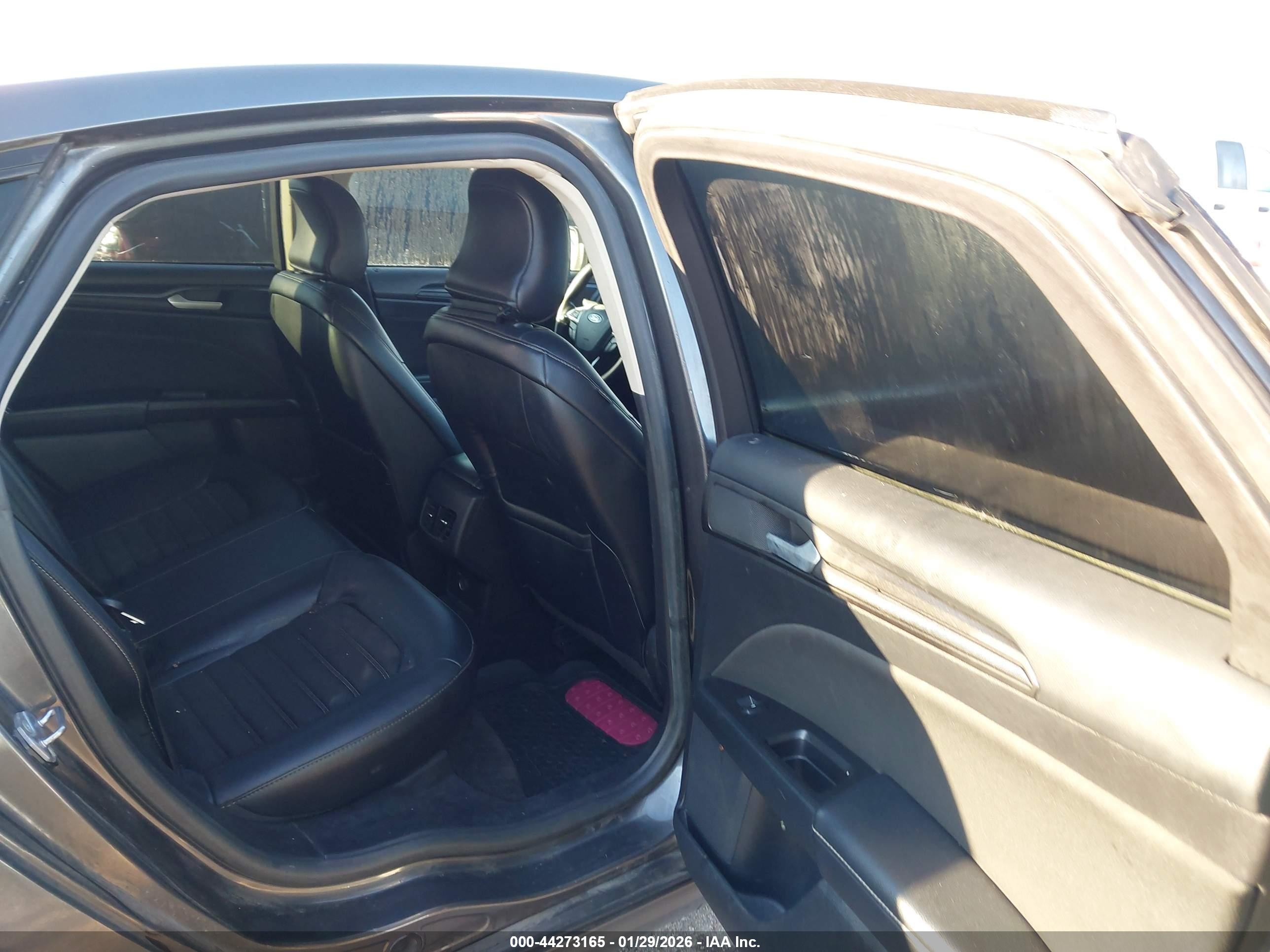 FORD FUSION image 8