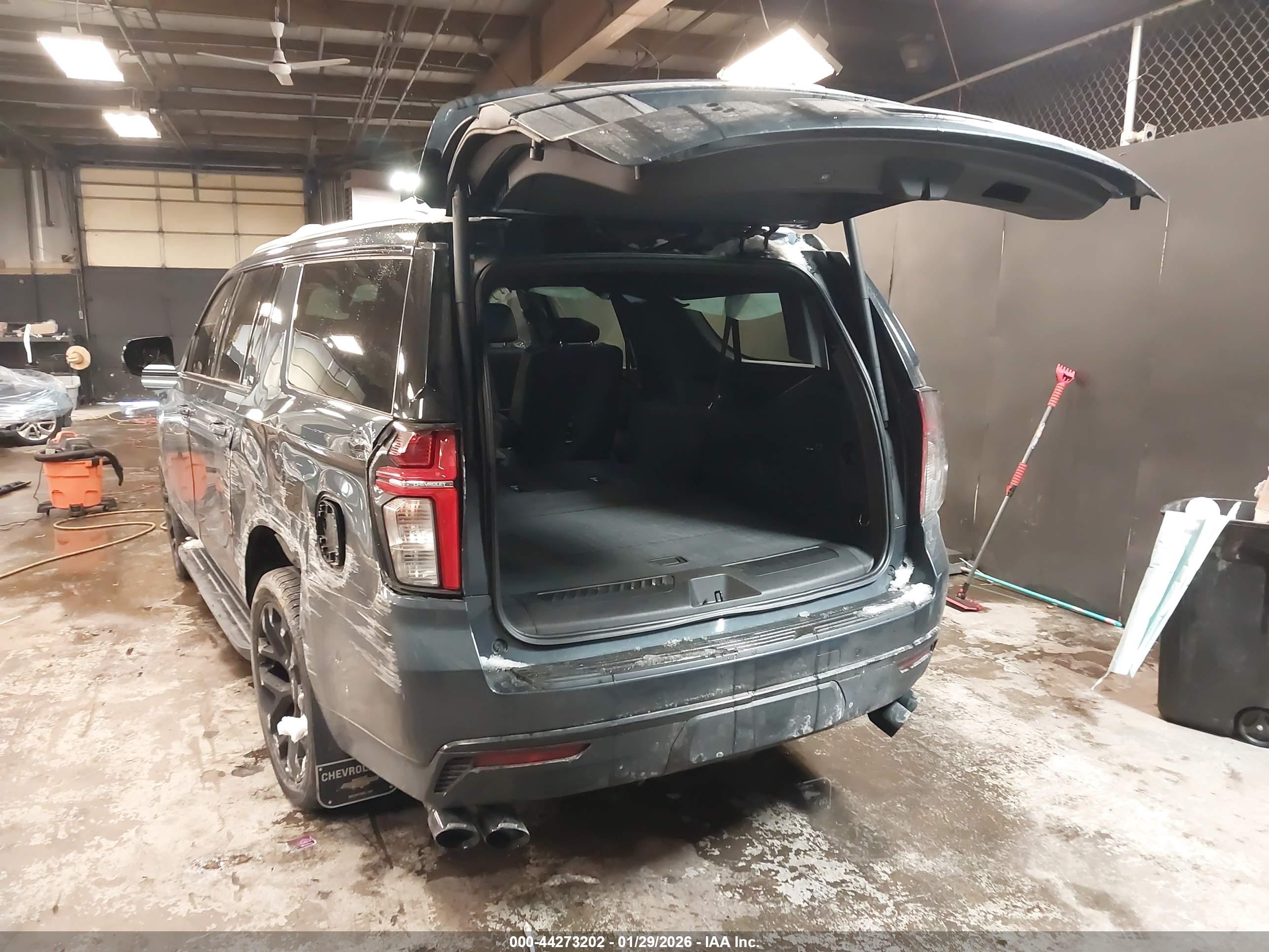 CHEVROLET SUBURBAN image 3