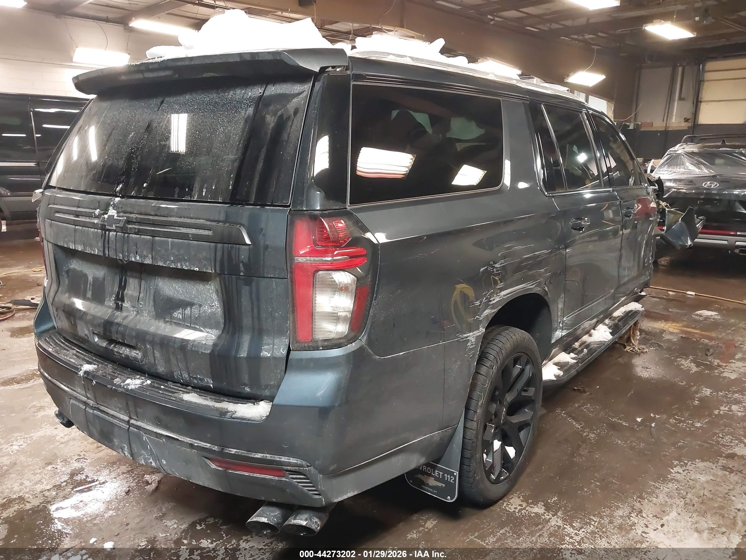 CHEVROLET SUBURBAN image 4