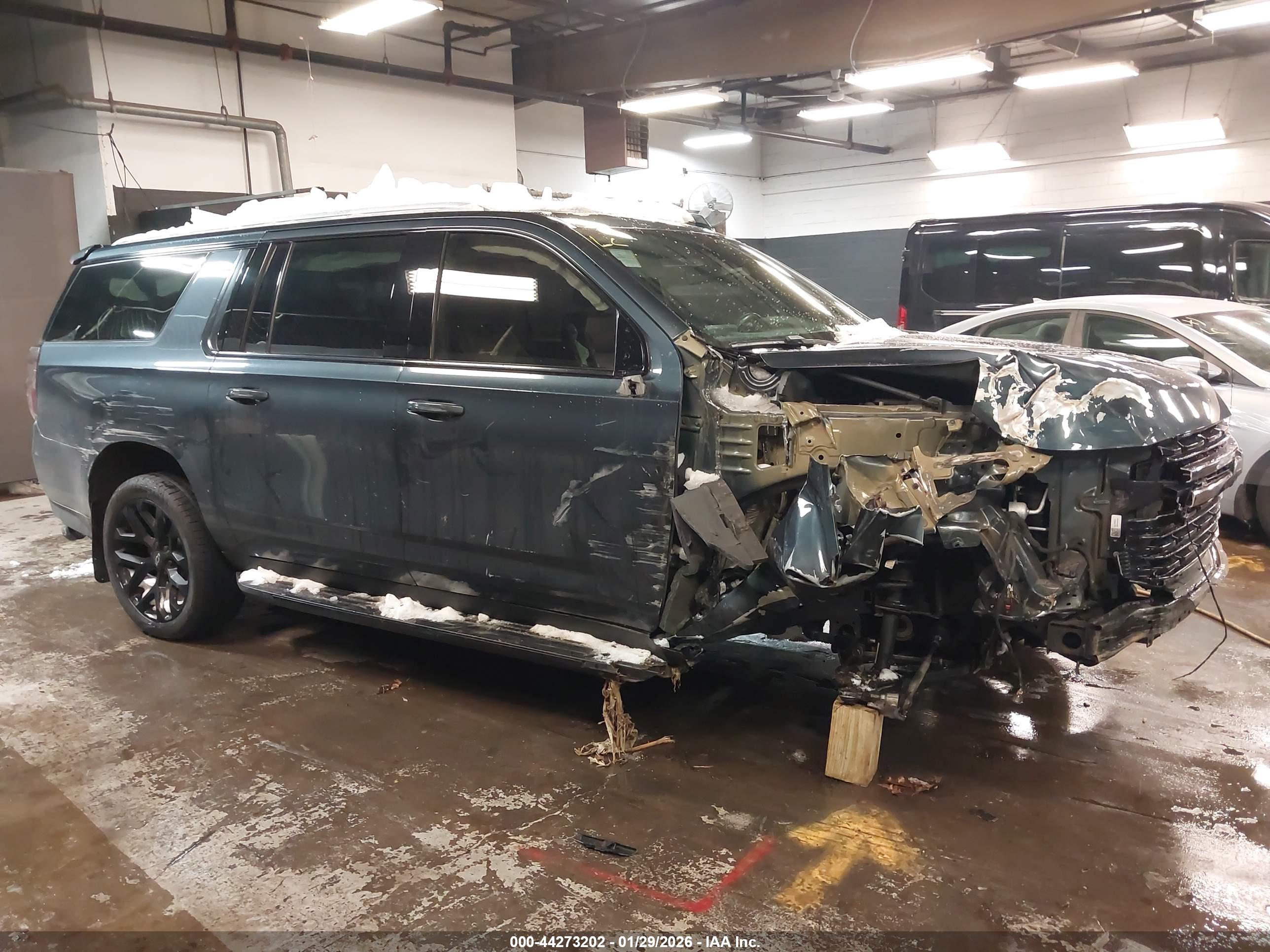 CHEVROLET SUBURBAN image 6