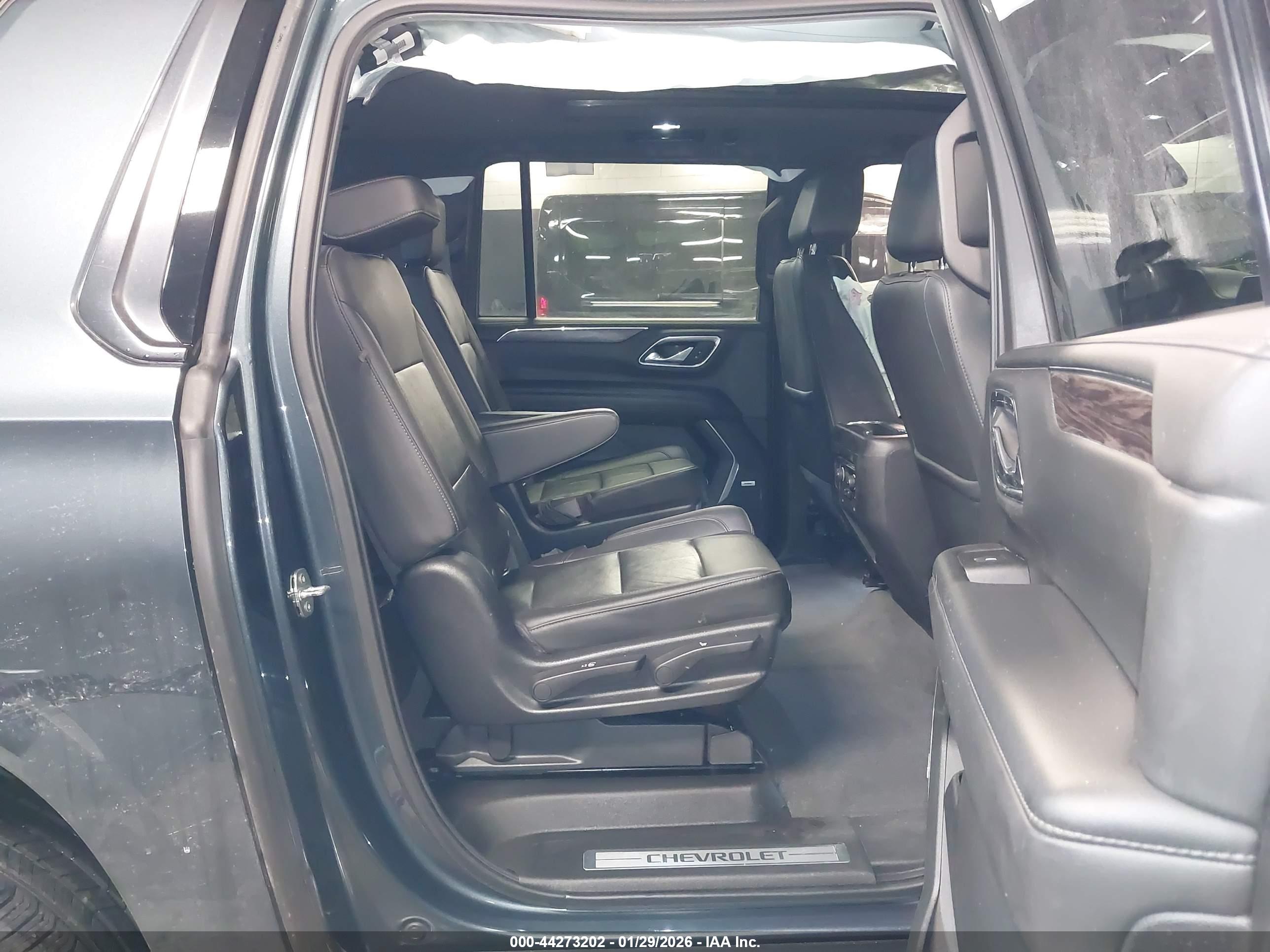 CHEVROLET SUBURBAN image 8